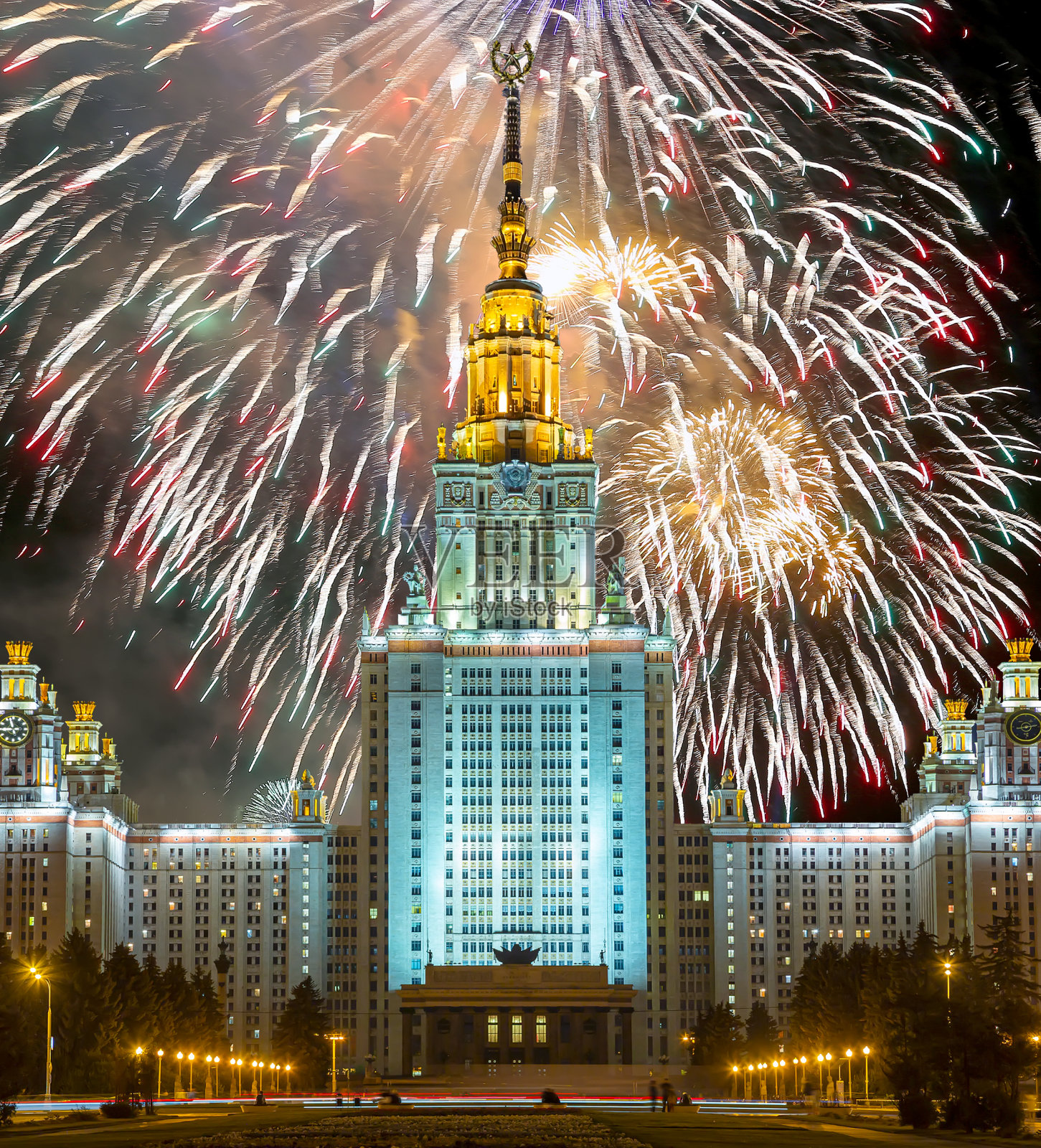 烟火在罗蒙诺索夫莫斯科国立大学的麻雀山(晚上),主楼,俄罗斯。它是俄罗斯排名最高的教育机构照片摄影图片