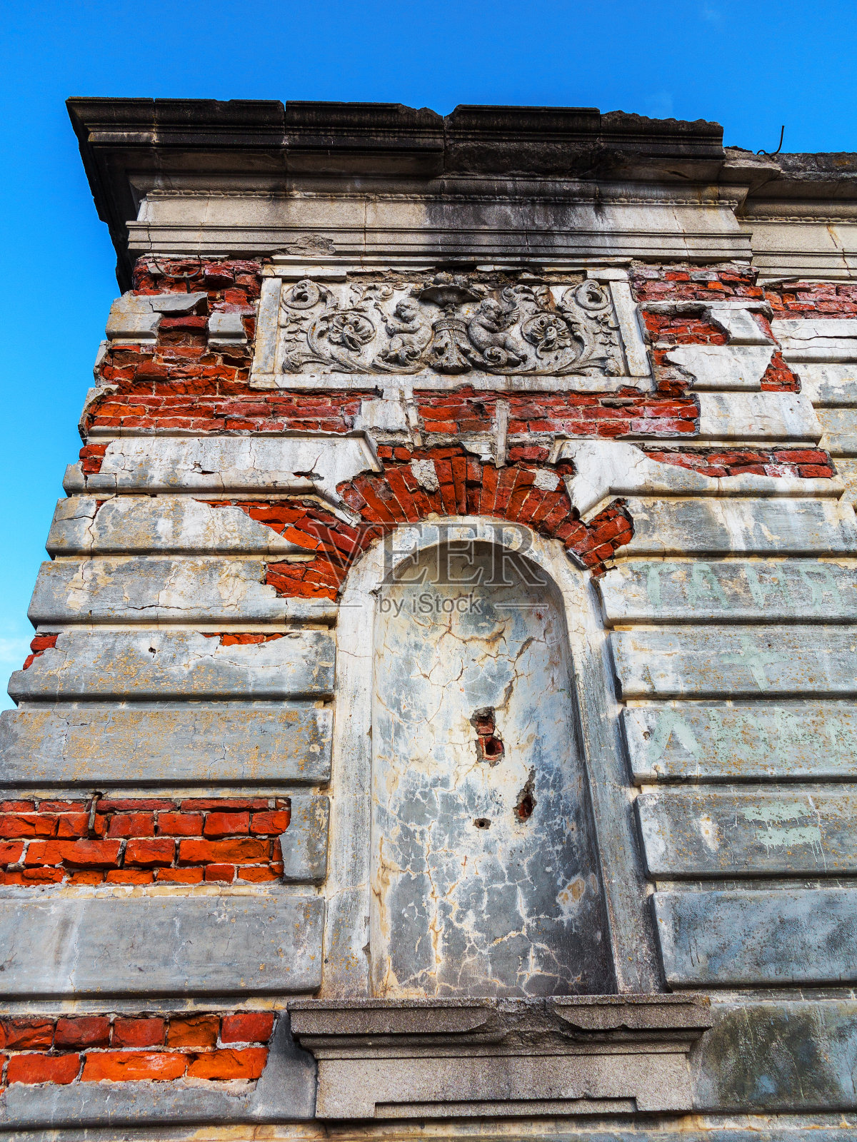 乌克兰日托米尔的一座古老城堡的废墟。在蓝天的背景下,在大地上长着绿油油的小草。19世纪的宫殿照片摄影图片