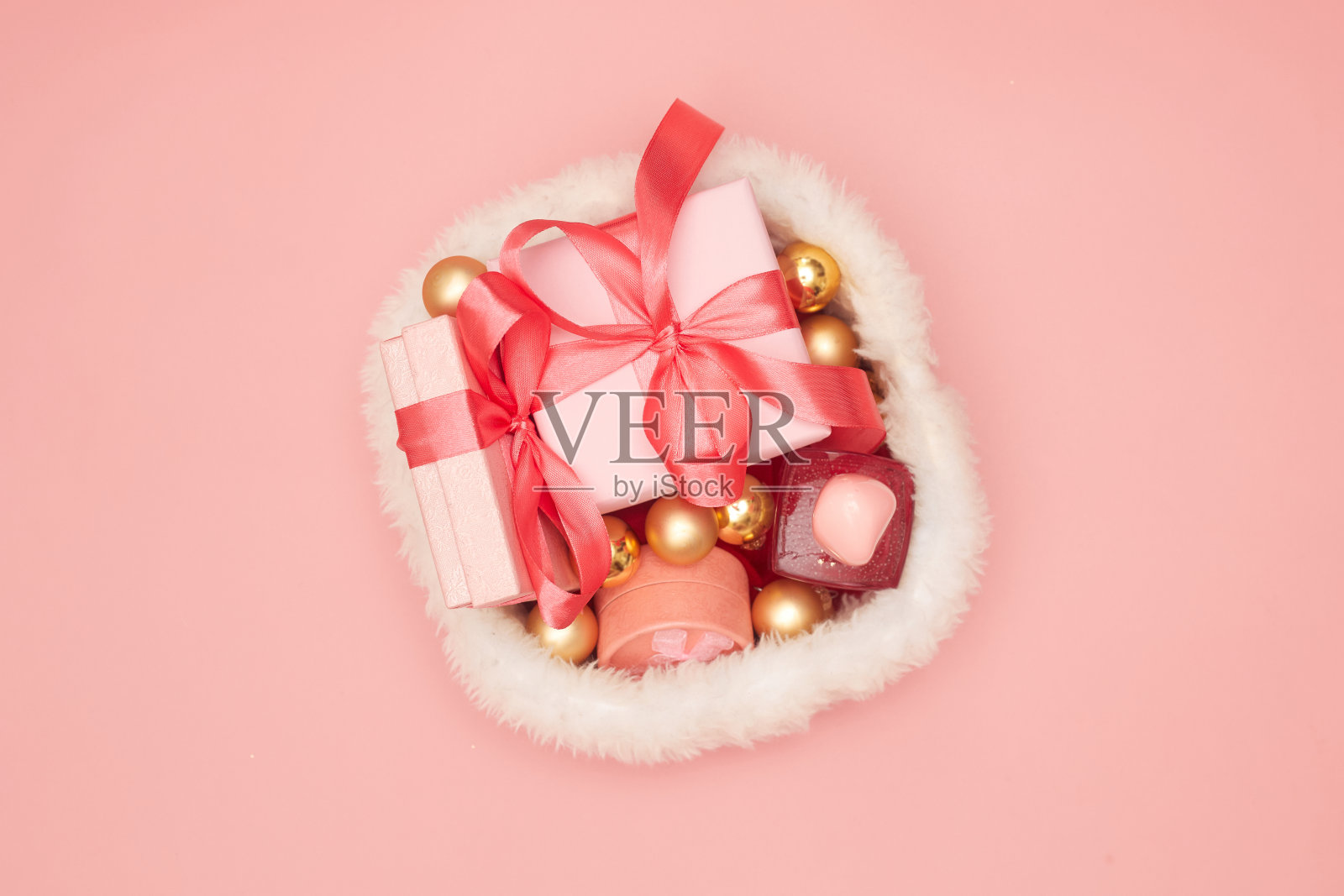 圣诞概念,袋子与礼物在粉红色的背景,flatley,拷贝空间照片摄影图片