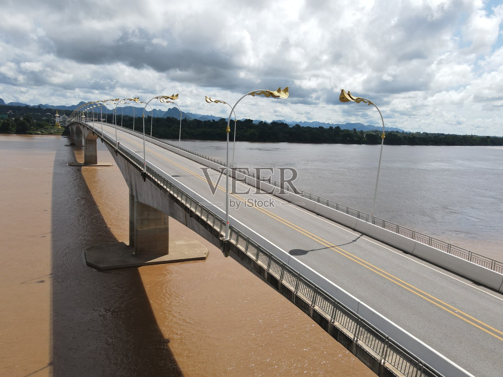 2020年9月30日,泰国那空Phanom:泰国至老挝的湄公河大桥因2019冠状病毒病关闭。照片摄影图片