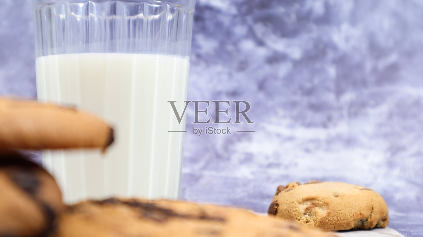 美国无谷蛋白巧克力曲奇,灰色背景上是一杯蔬菜牛奶。巧克力饼干。甜美的点心,甜点。烹饪的背景。本空间照片摄影图片