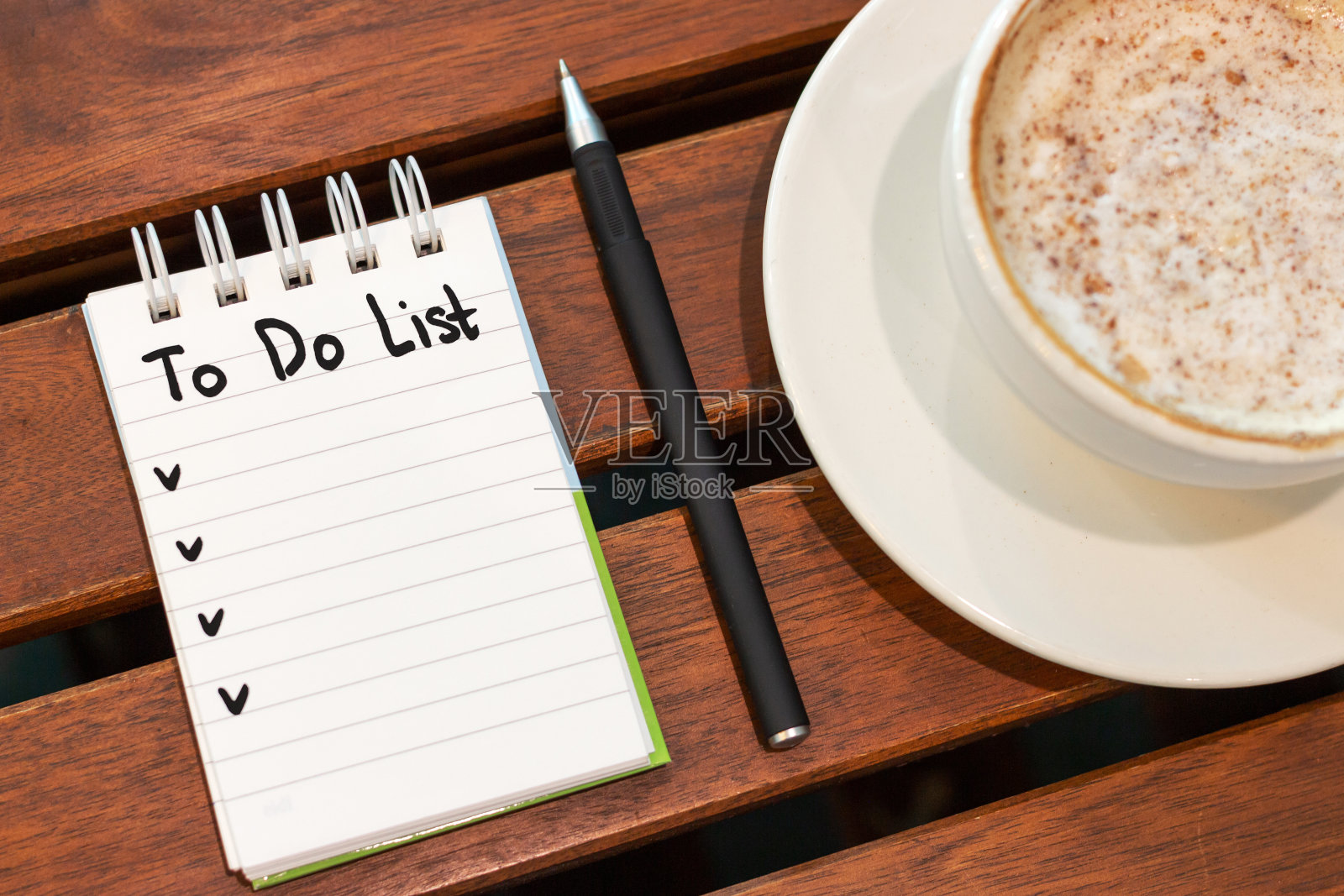 记事本与碑文做清单和咖啡在木制背景。照片摄影图片