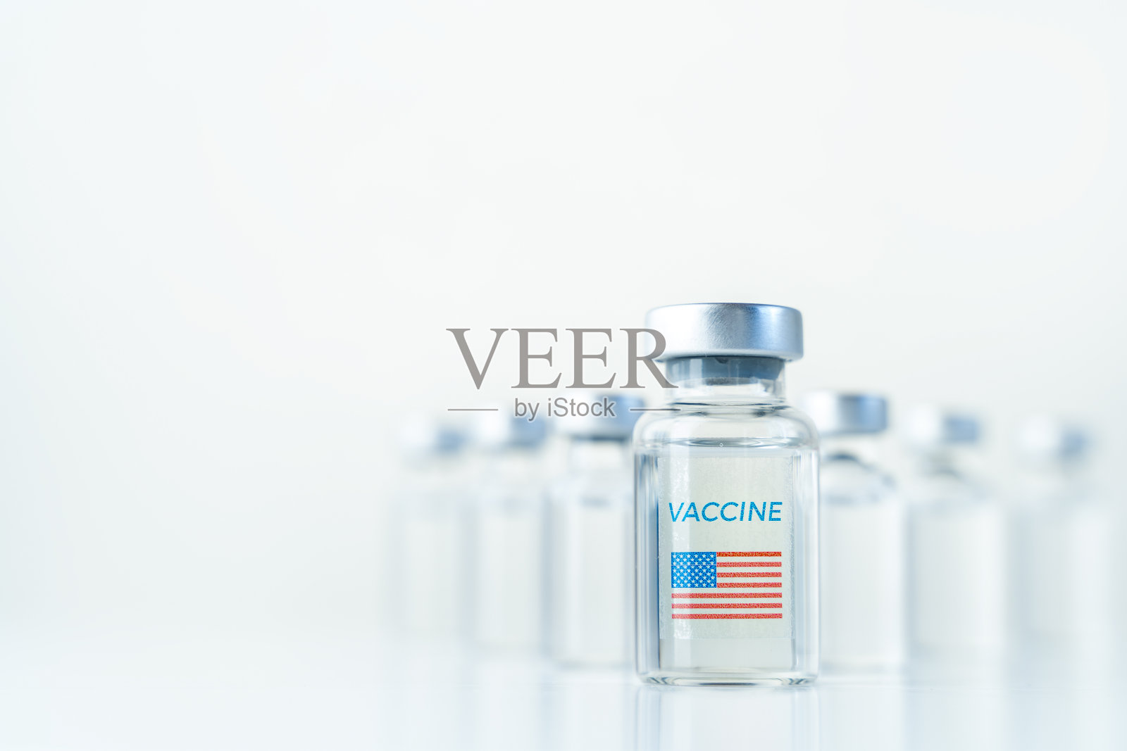 带有美国国旗的透明小瓶。covid-19冠状病毒、流感、传染病疫苗。注射疫苗临床试验后,为人类,儿童,成人,老年人。医学、药物的概念照片摄影图片