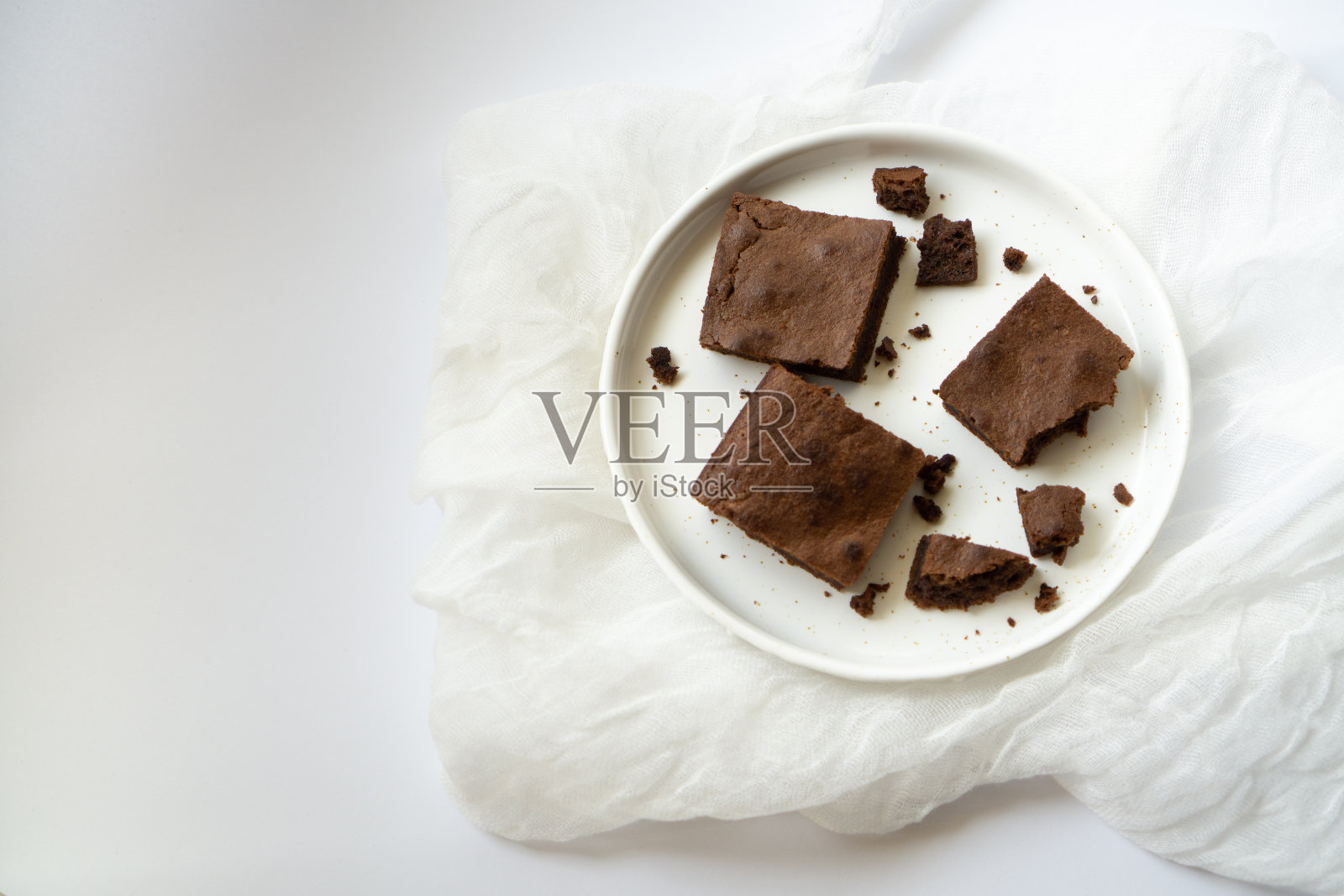 浪漫的早餐装饰——玻璃瓶里的一朵花。照片摄影图片