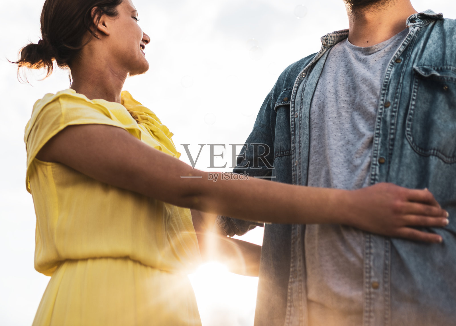年轻夫妇在麦田里照片摄影图片