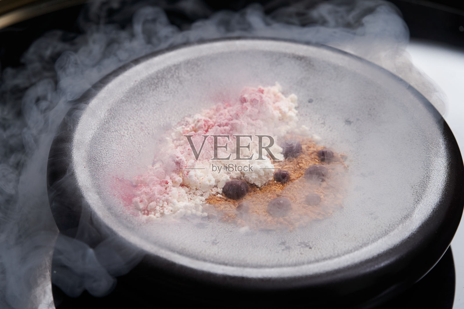 甜点冰淇淋加糖浆和可可粉,特写照片摄影图片