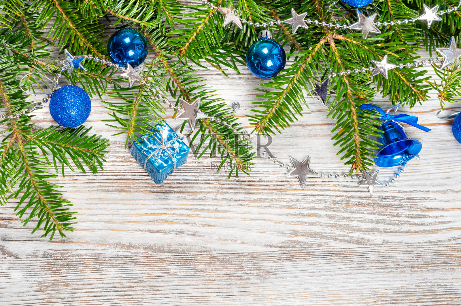 冷杉枝和蓝色的圣诞装饰品照片摄影图片