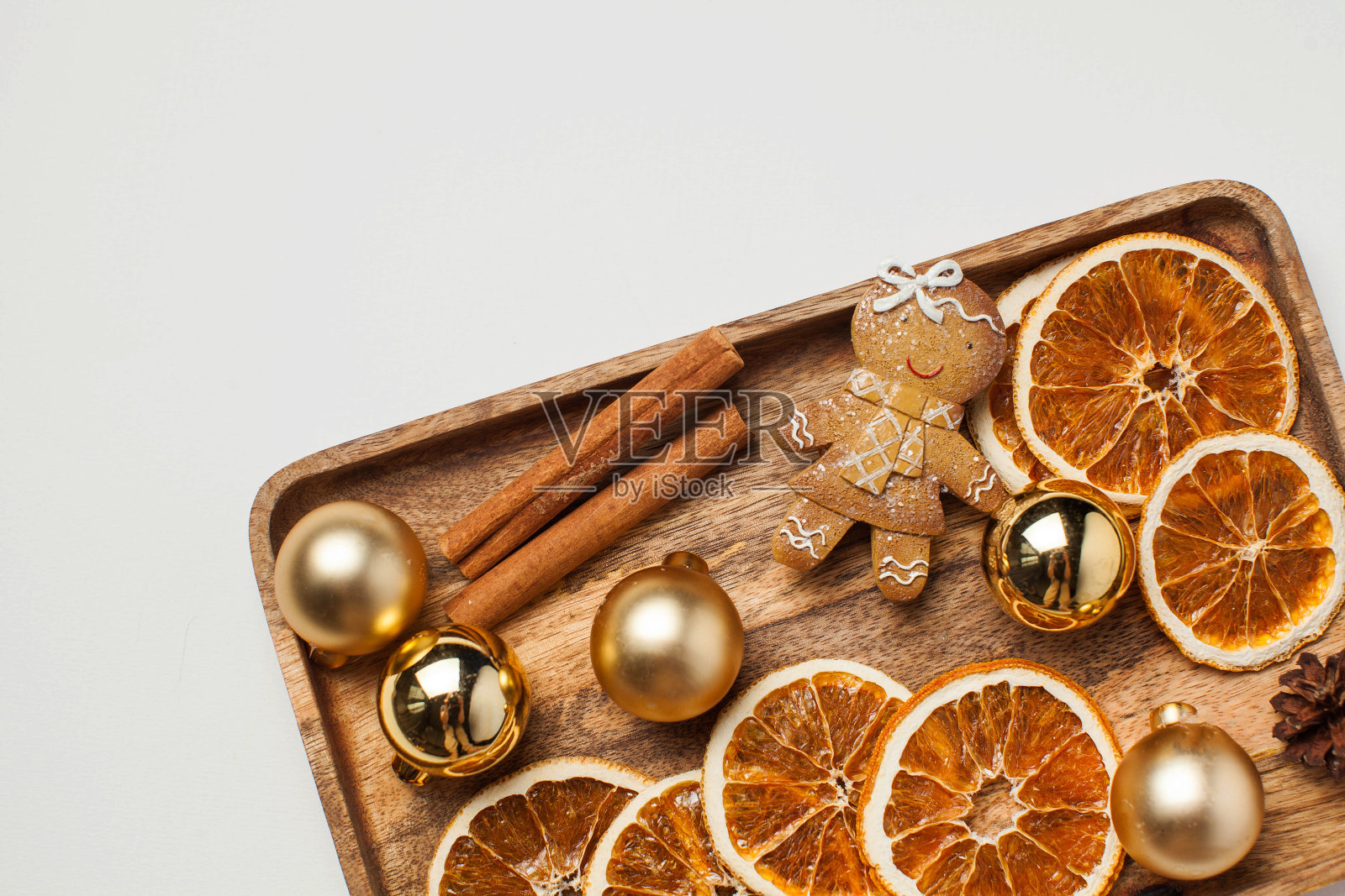 圣诞贺卡与姜饼人,肉桂,干桔子片和圣诞玩具。副本的空间。照片摄影图片