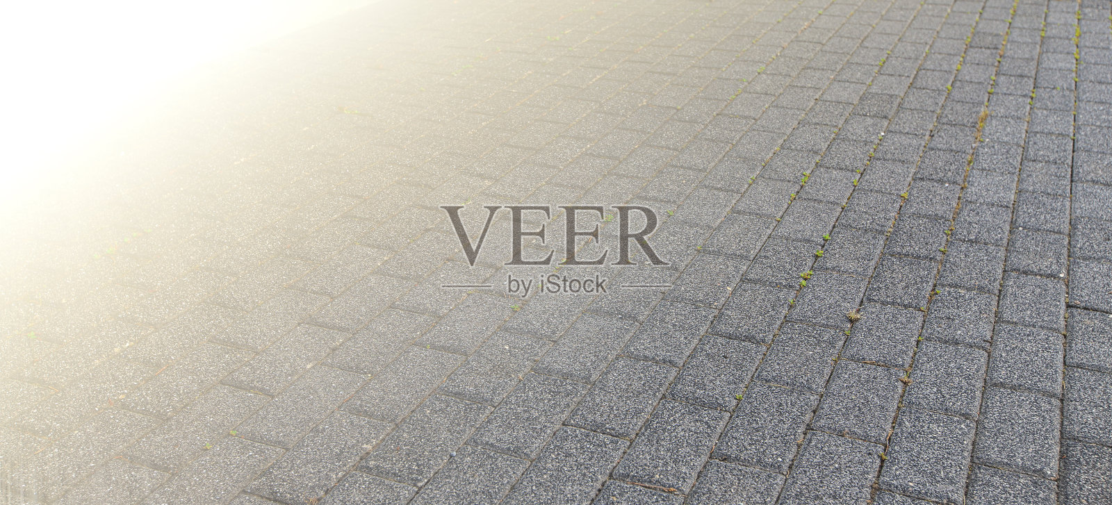 老城区街道上的石头路有阳光照片摄影图片