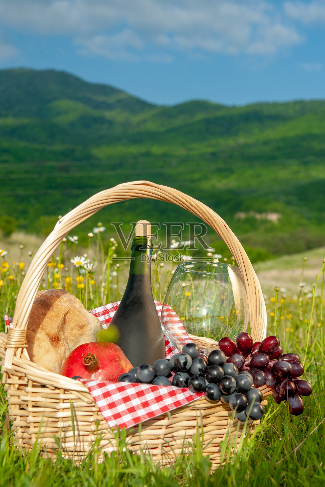 夏天或春天在山上徒步野餐。照片摄影图片