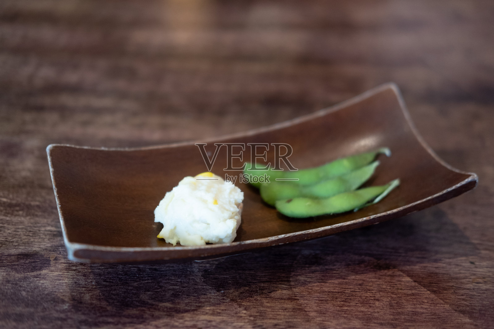 土豆泥和青豆。日本餐厅的开胃菜照片摄影图片