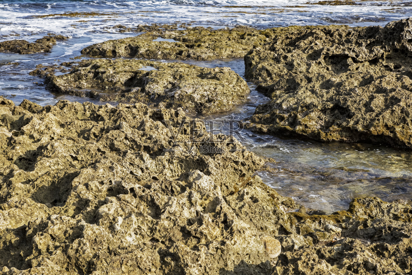 台湾海岸无名的火山岩海滩照片摄影图片