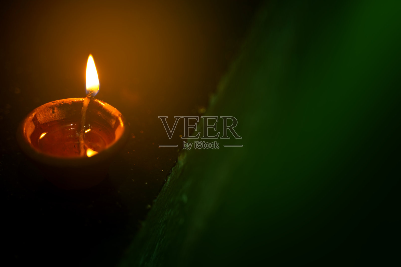 印度排灯节,排灯节油灯在黑暗的背景照片摄影图片