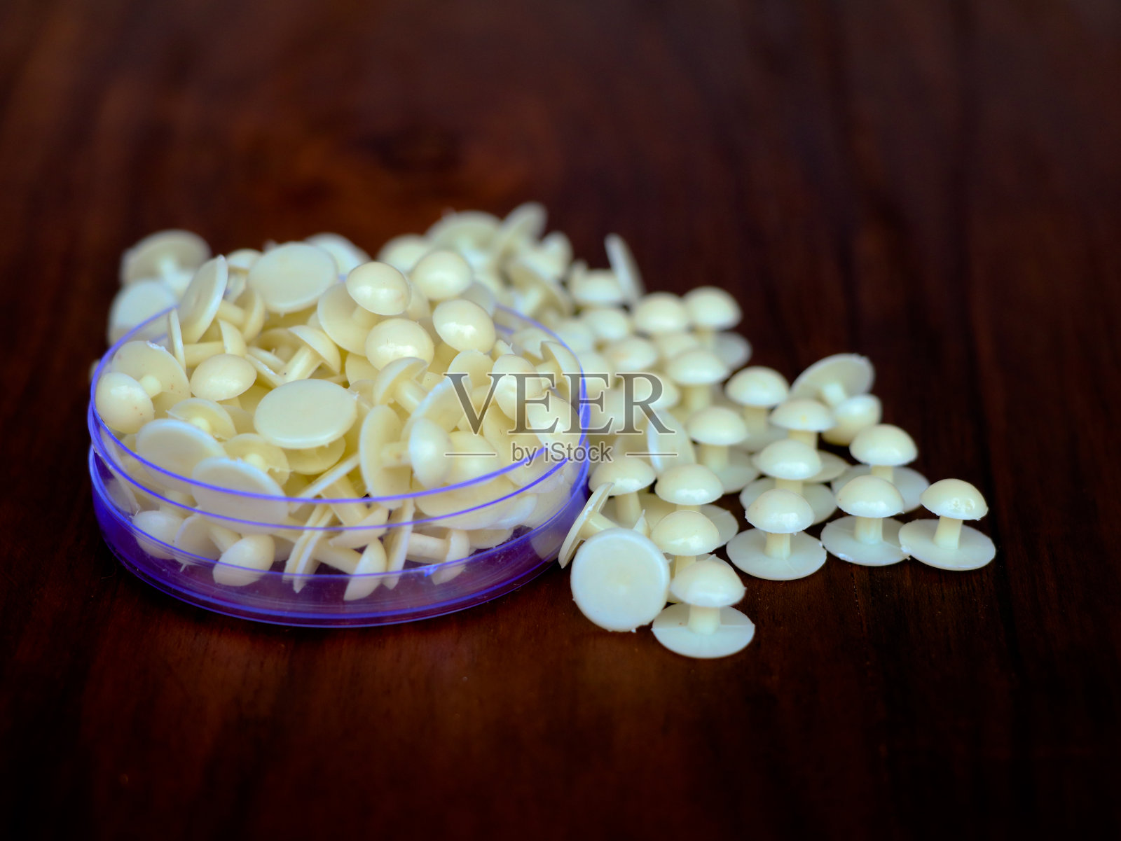 白色的袈裟纽扣映衬着木质的背景照片摄影图片