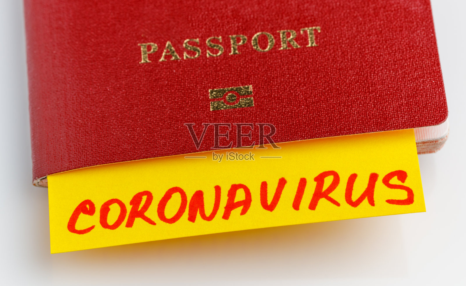 注意COVID-19冠状病毒和护照。照片摄影图片