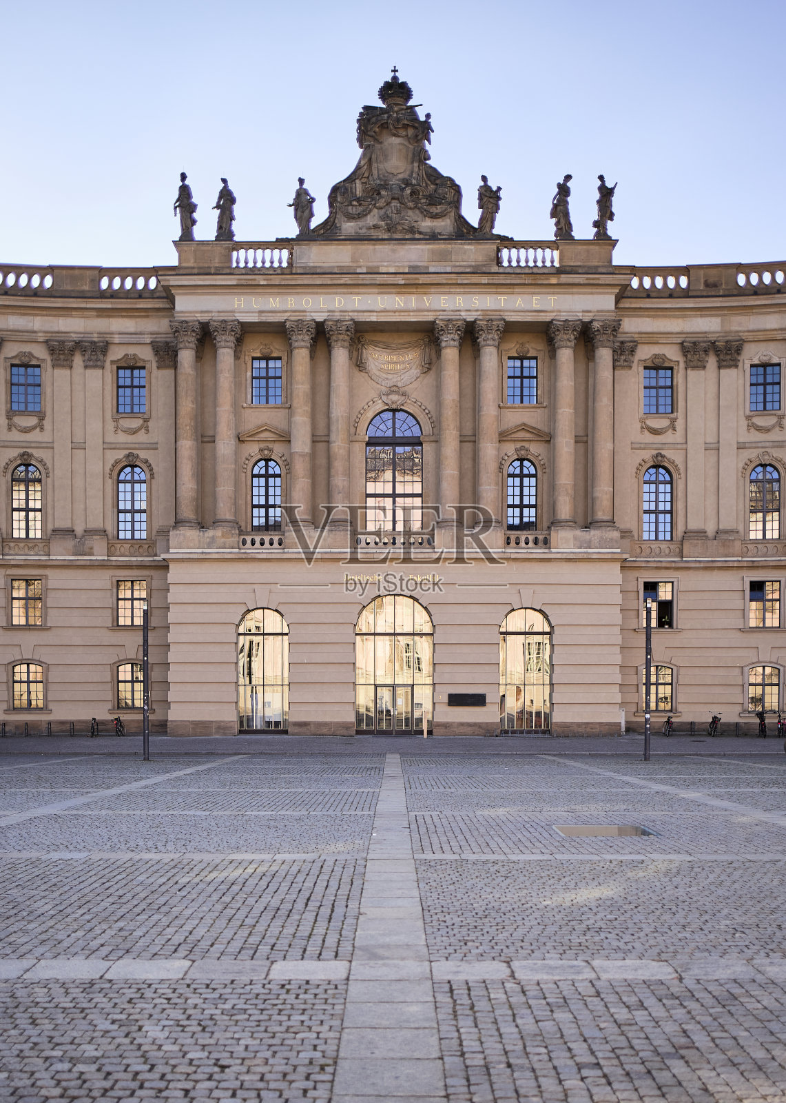 德国柏林洪堡大学(法学院大楼)Bebelplatz照片摄影图片