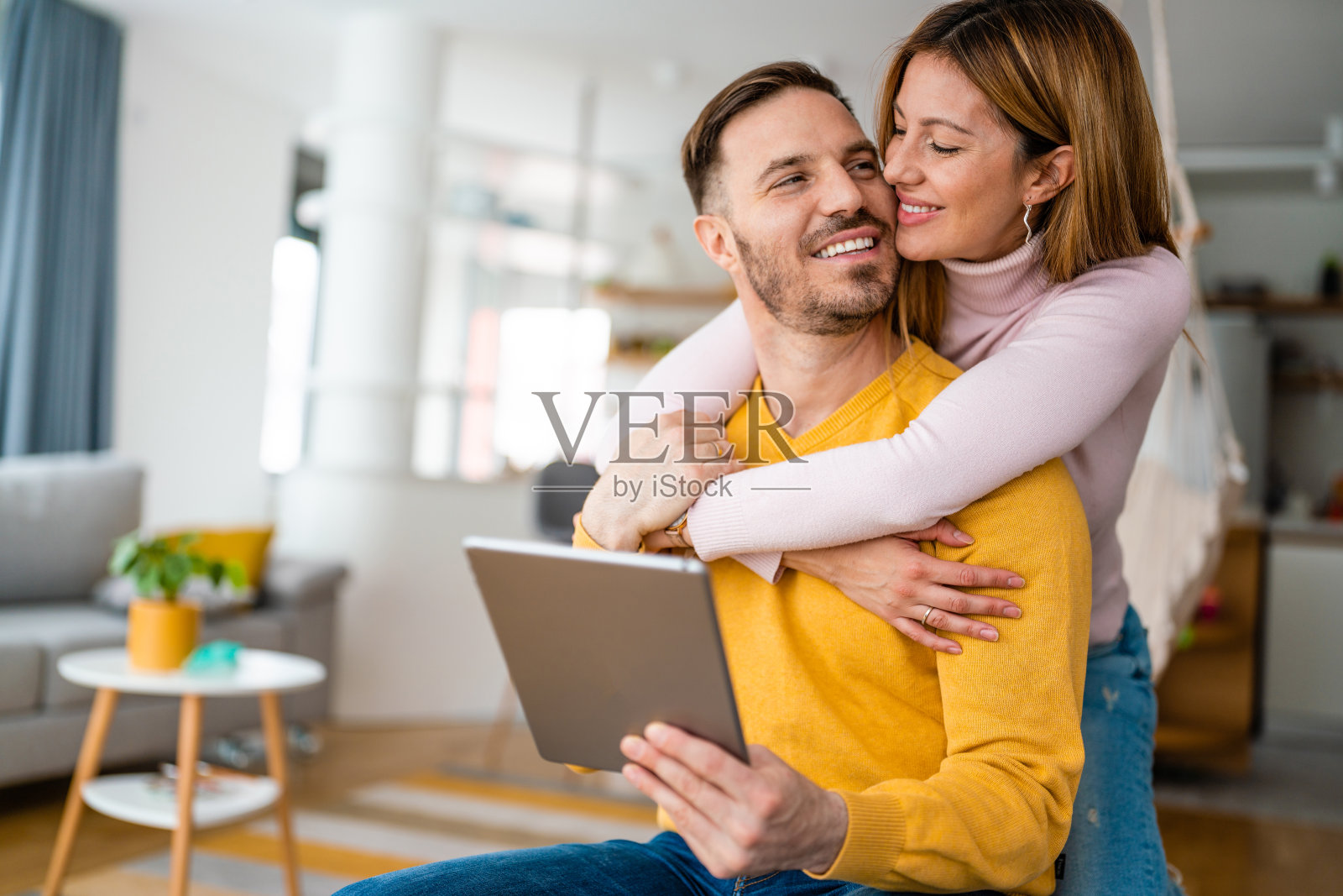 年轻夫妇在家里用平板电脑上网,上网照片摄影图片