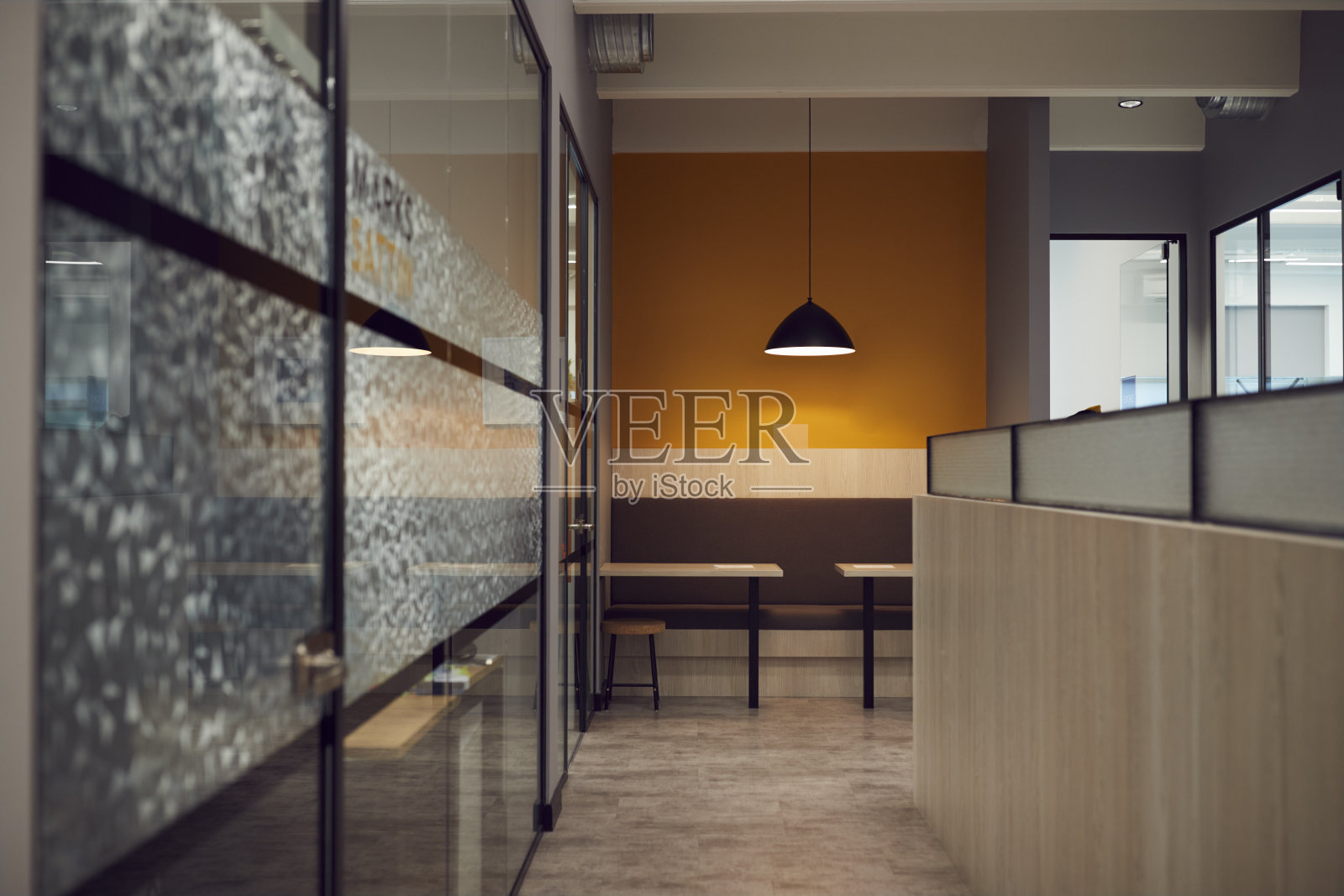从现代办公室走廊到非正式座位区照片摄影图片