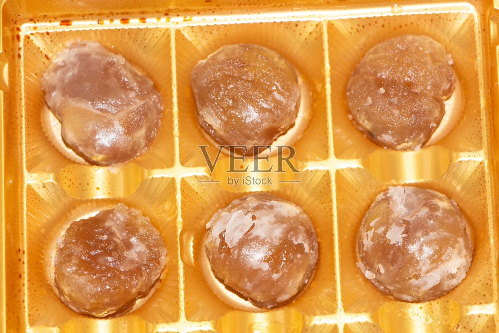 圣诞节用塑料包装的栗子糖照片摄影图片