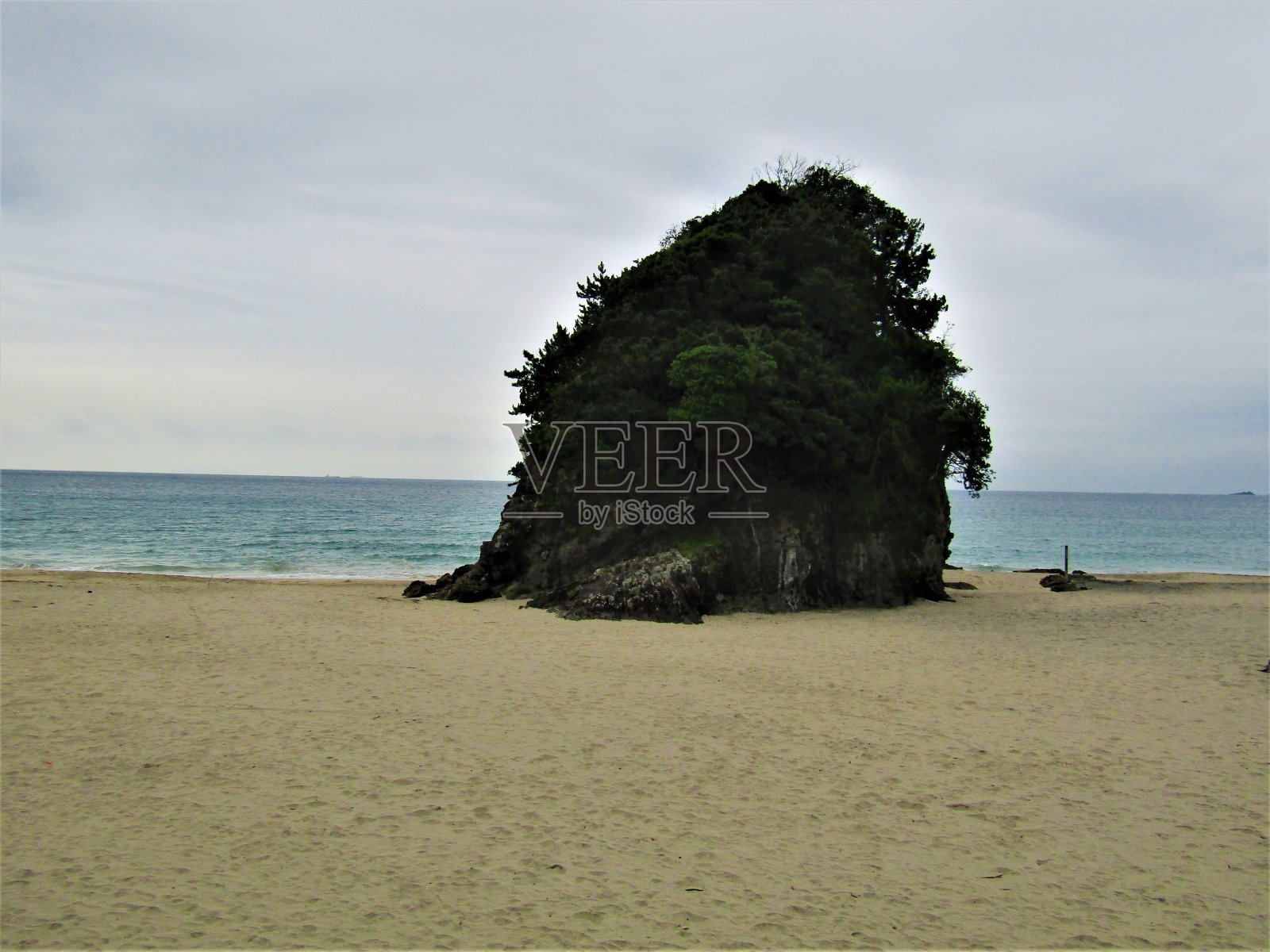 日本。7月。单一的岩石海岸。照片摄影图片