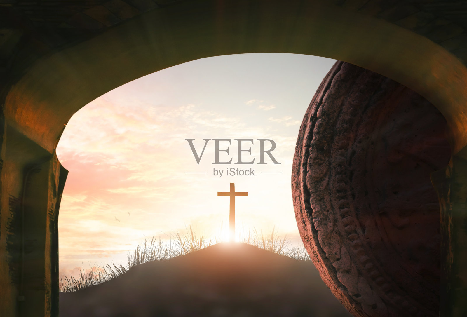 复活节概念:坟墓空与十字架在日落背景照片摄影图片