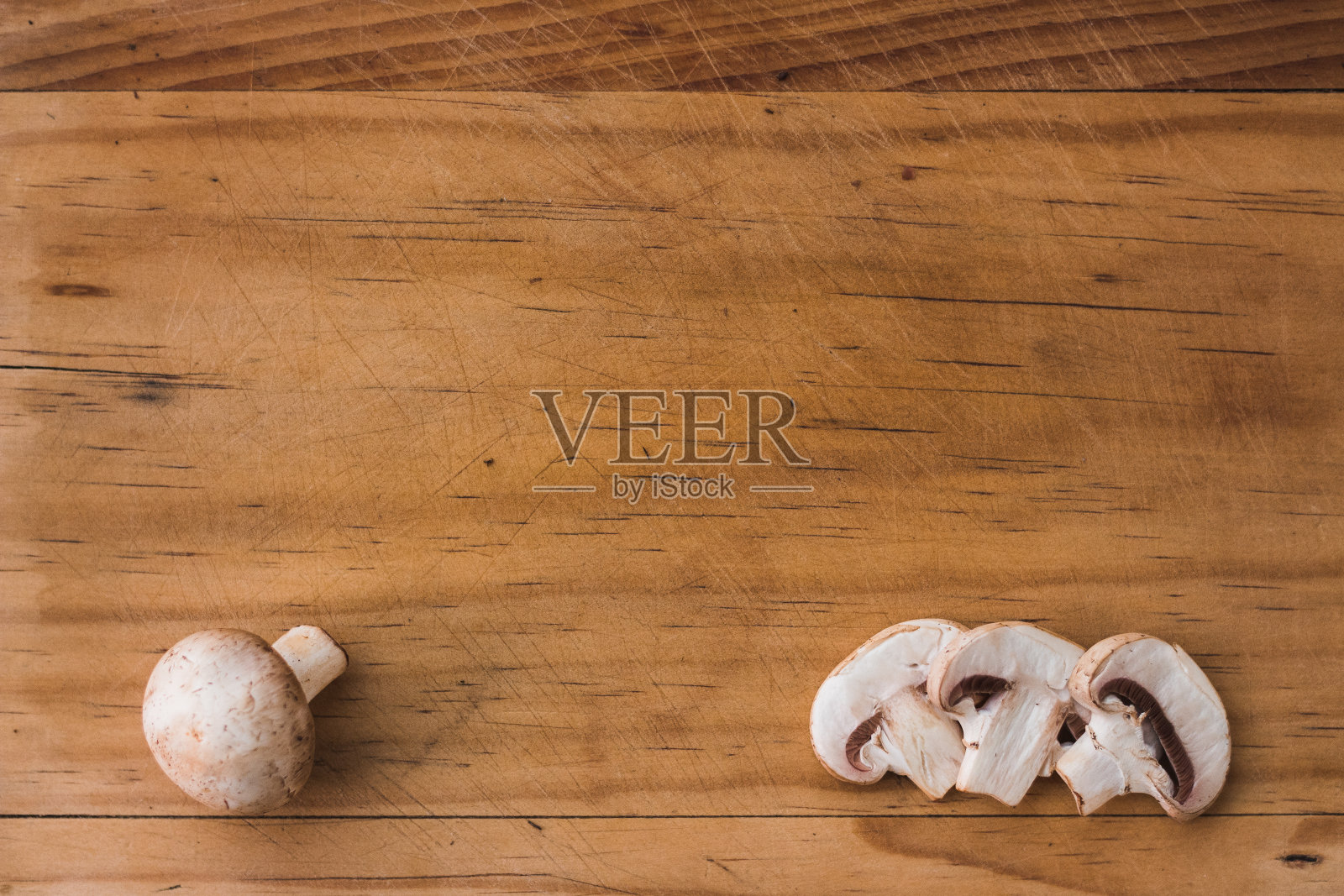 木桌上放蘑菇照片摄影图片