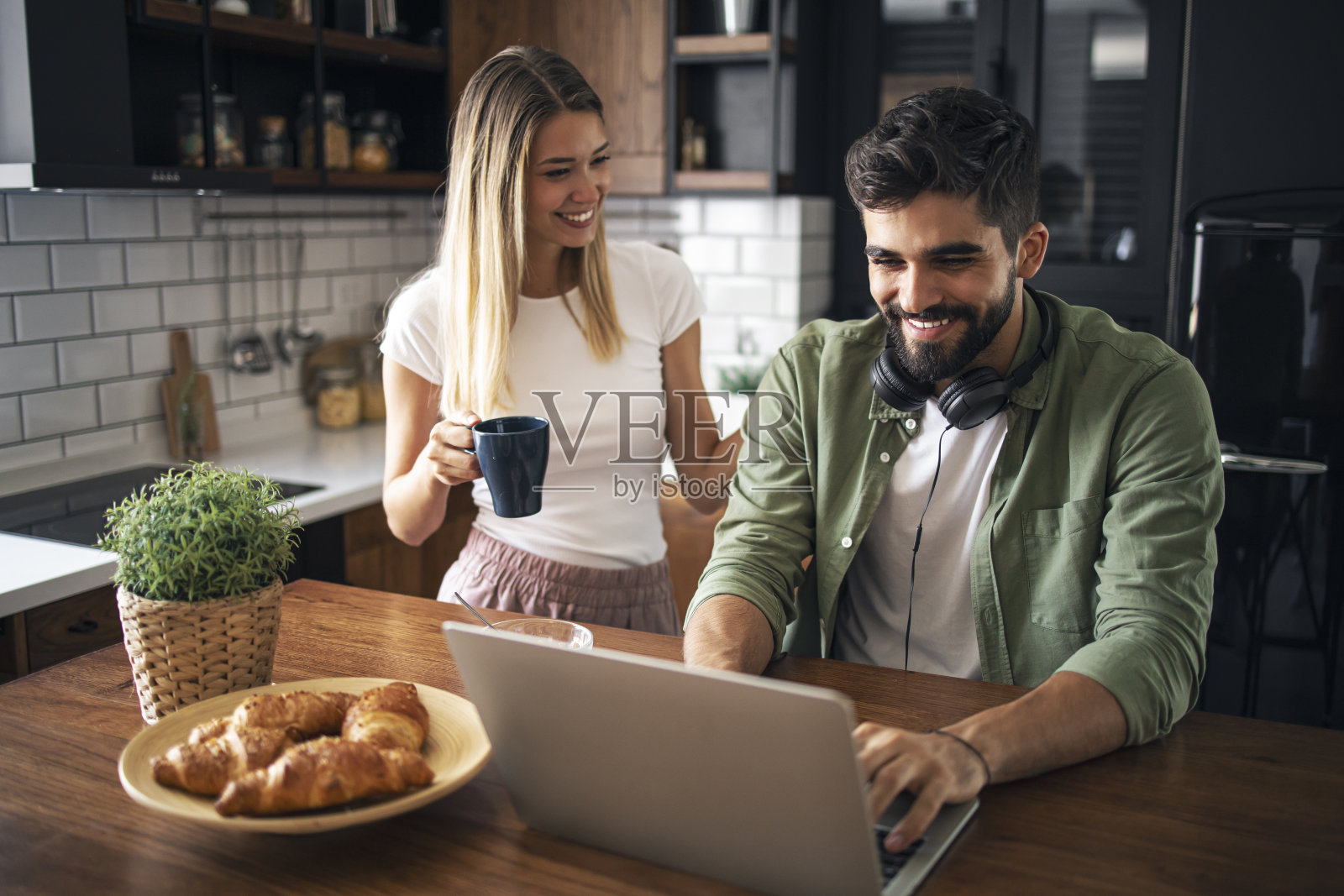 年轻幸福的夫妇享受网上购物照片摄影图片