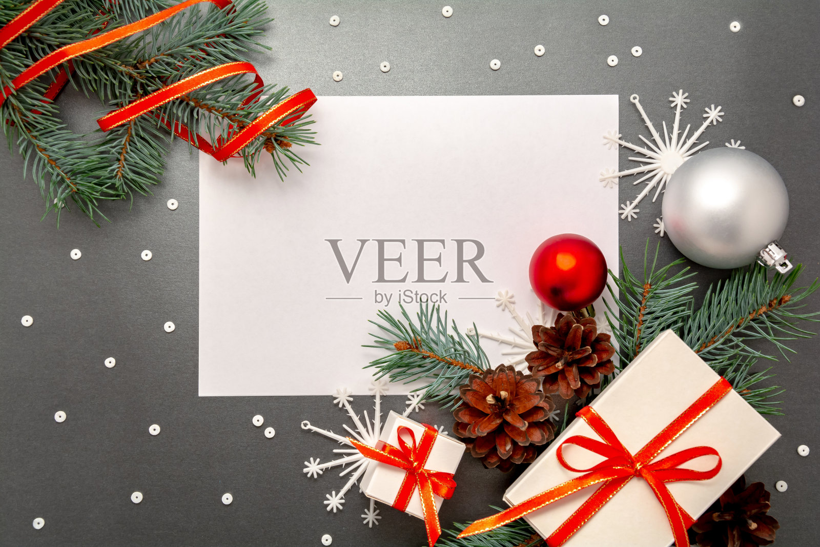 2020新年快乐,圣诞节装饰品俯视图:礼品盒、彩带、彩球、云杉枝、雪花照片摄影图片