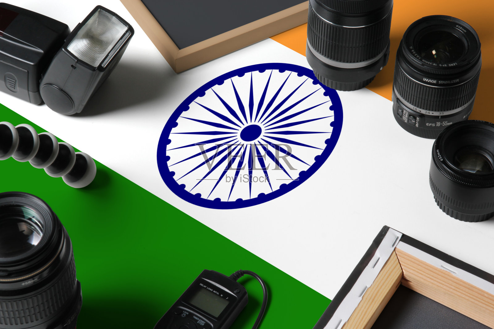 印度国旗与俯视个人摄影设备和工具在白色木制桌子上,复制空间。照片摄影图片