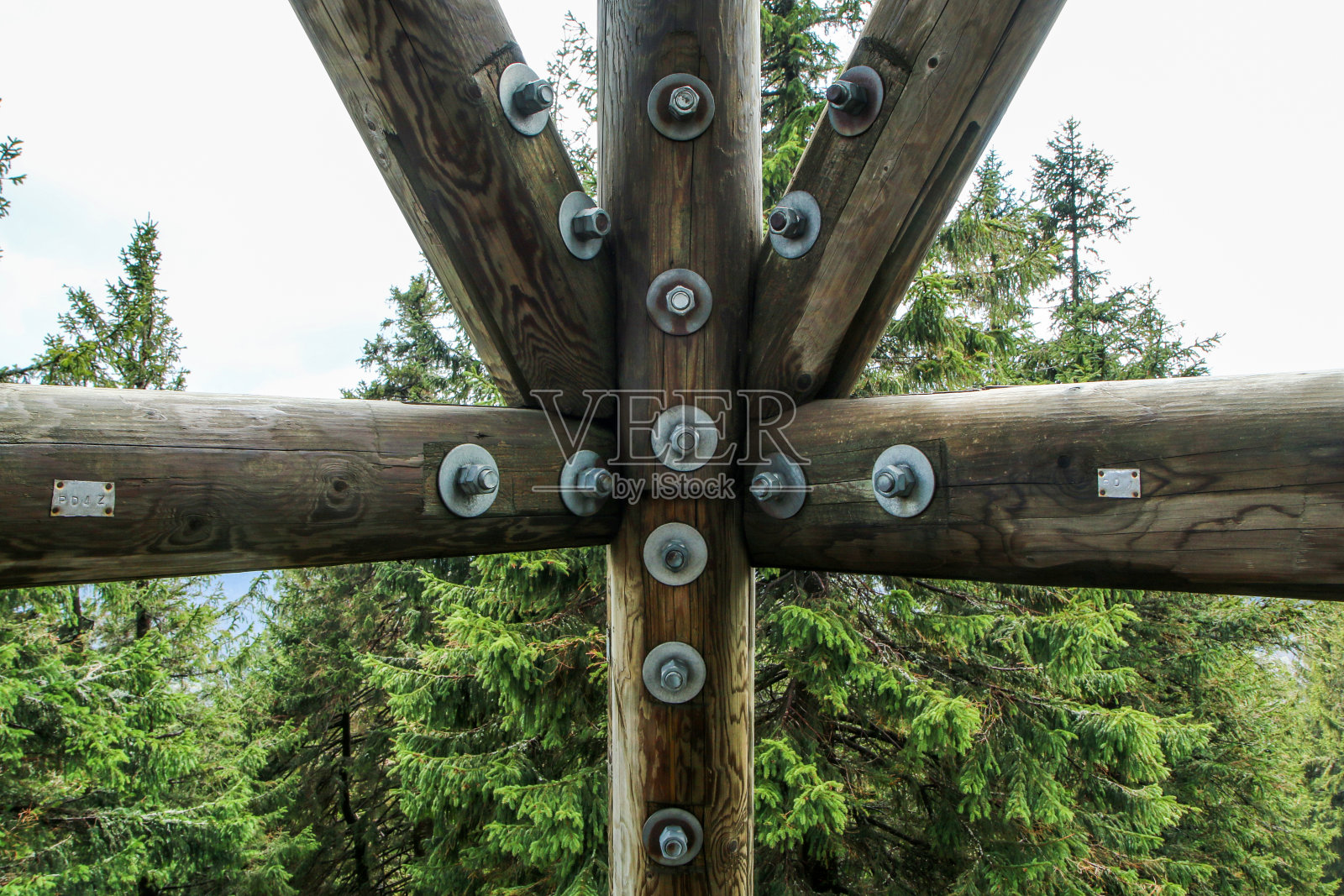木塔上用许多螺丝连接的细节。照片摄影图片