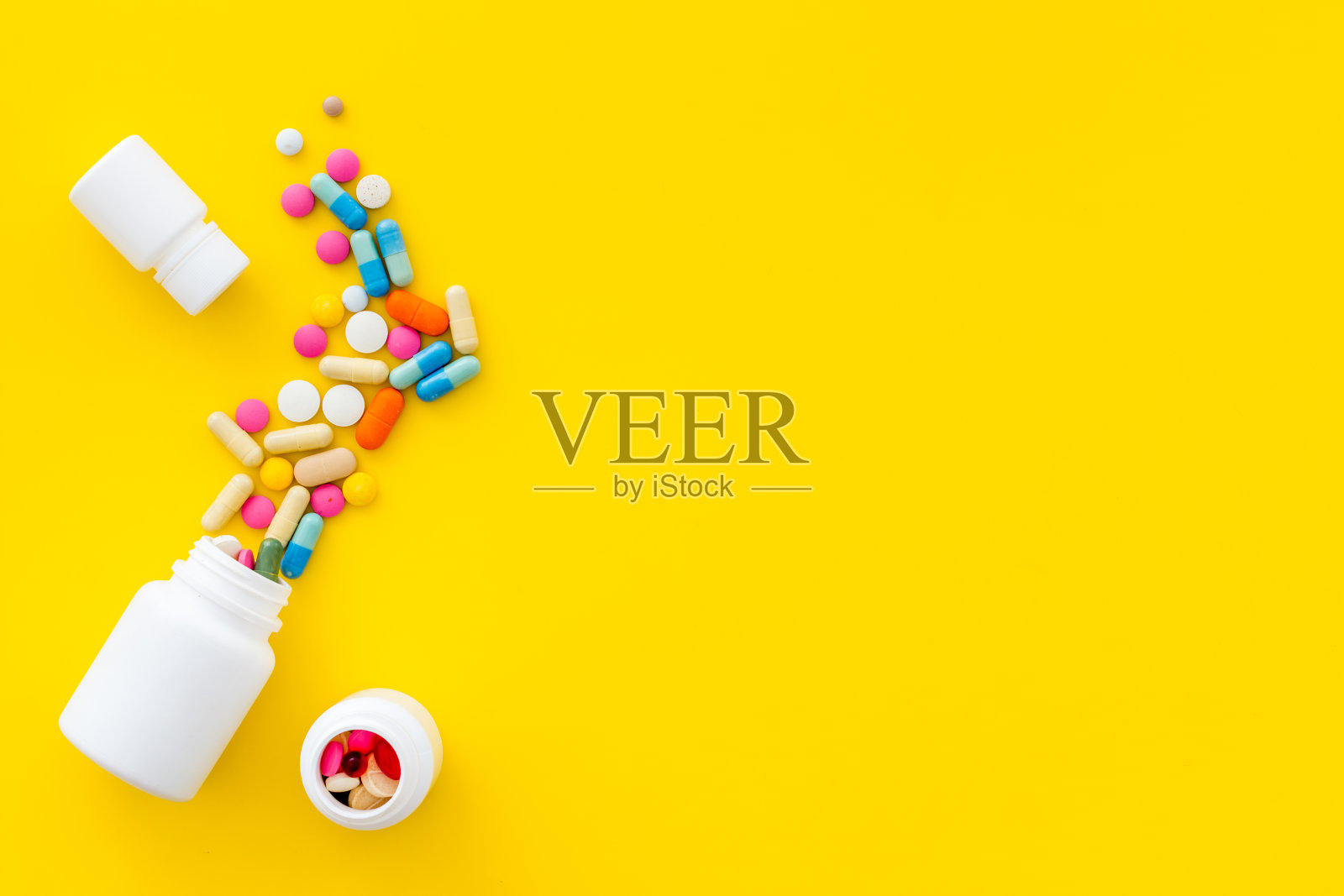 药品和药片从瓶子里溢出来,还有拷贝空间照片摄影图片