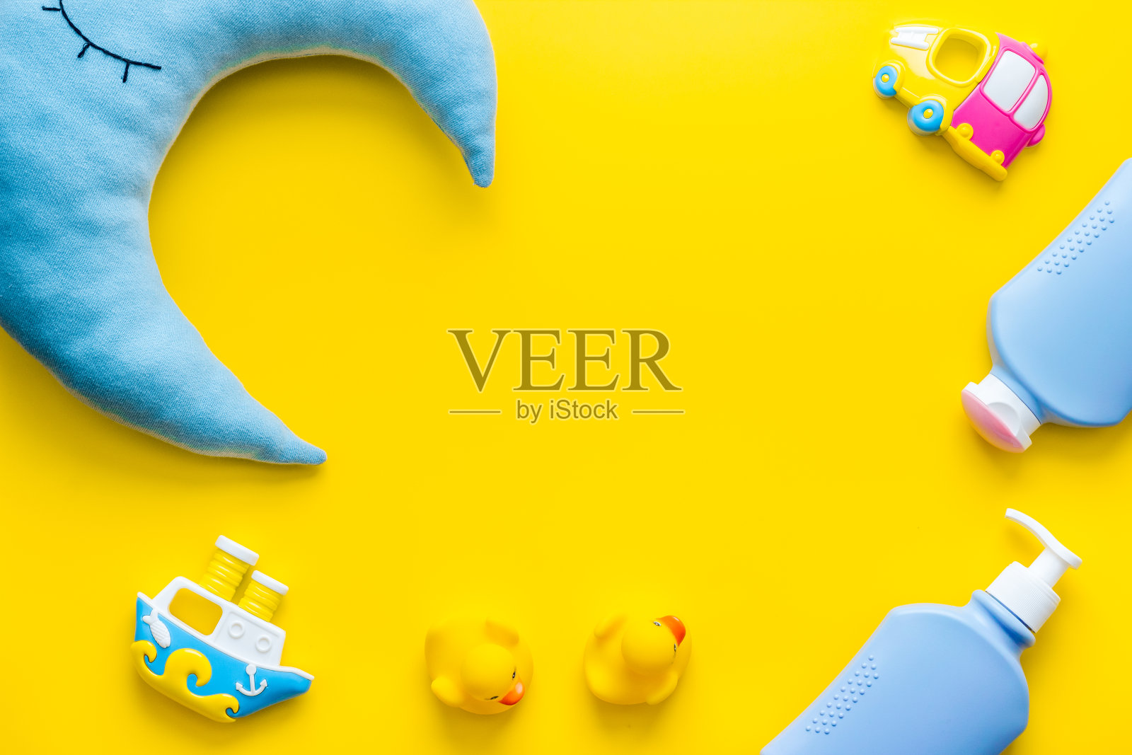 浴室的桌子上放着婴儿护理用品照片摄影图片