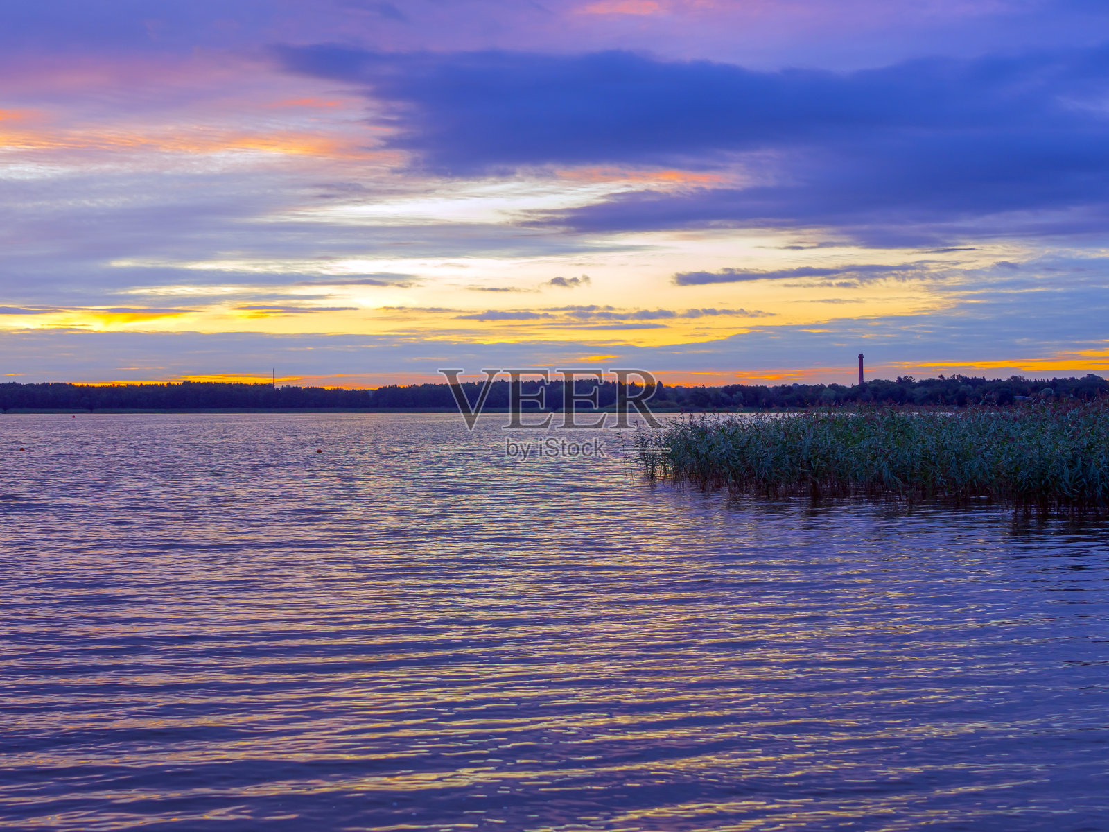 晚上在湖照片摄影图片