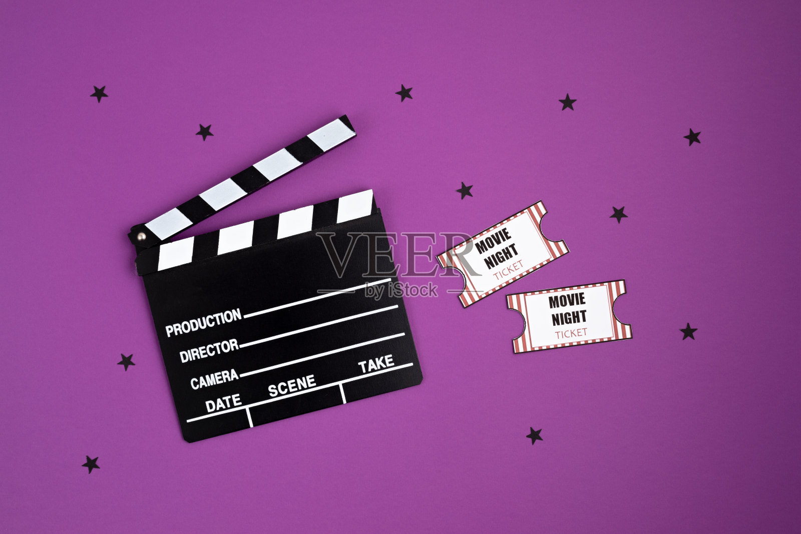 电影板和电影票。家庭电影之夜,派对邀请照片摄影图片