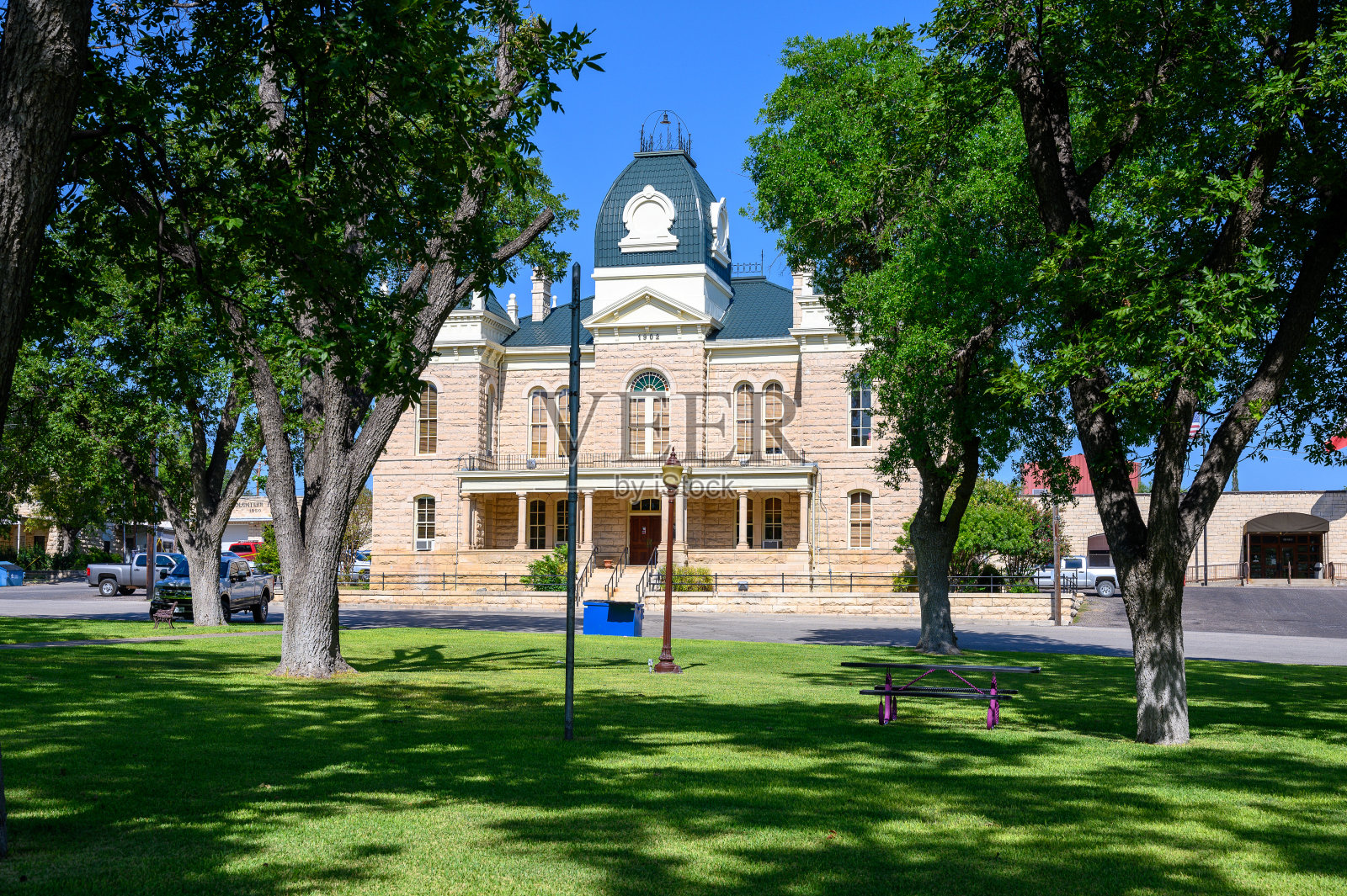 小镇广场和历史悠久的克罗克特县法院建于1902年。美国德克萨斯州西部Crockett县的Ozona市照片摄影图片