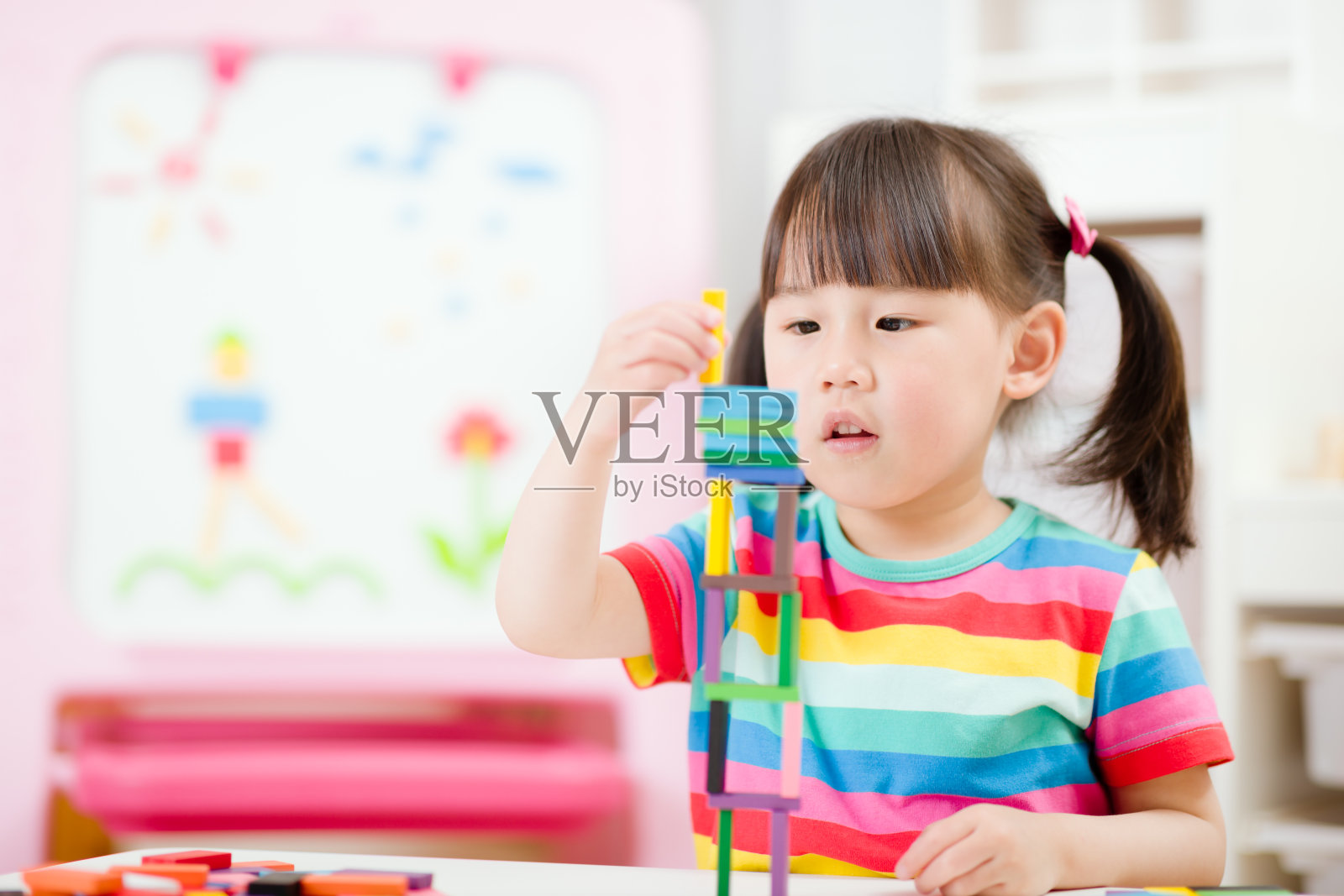 年轻女孩玩数字棒精细的运动技能游戏为家庭教育照片摄影图片
