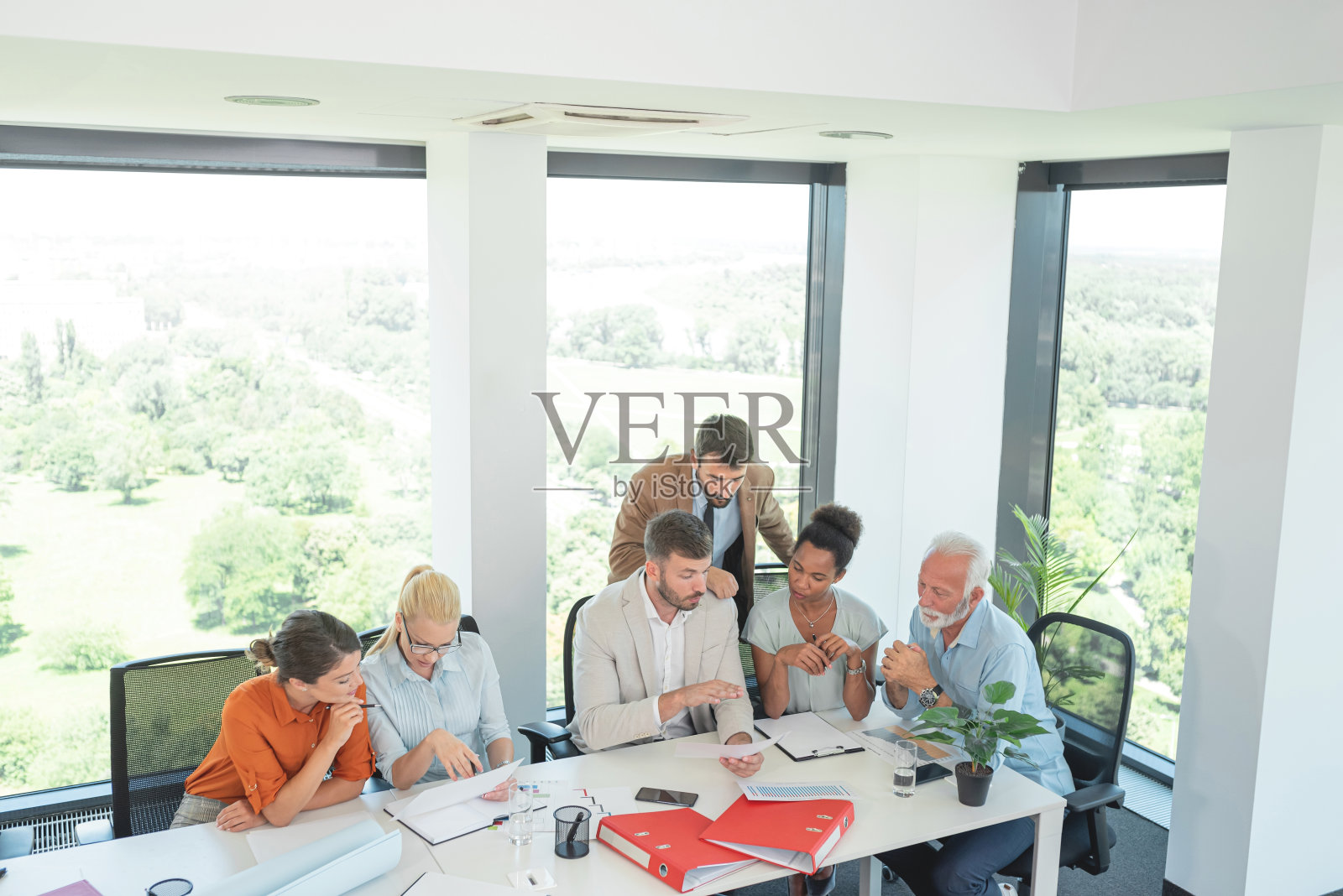 业务团队在办公室会议上讨论工作照片摄影图片