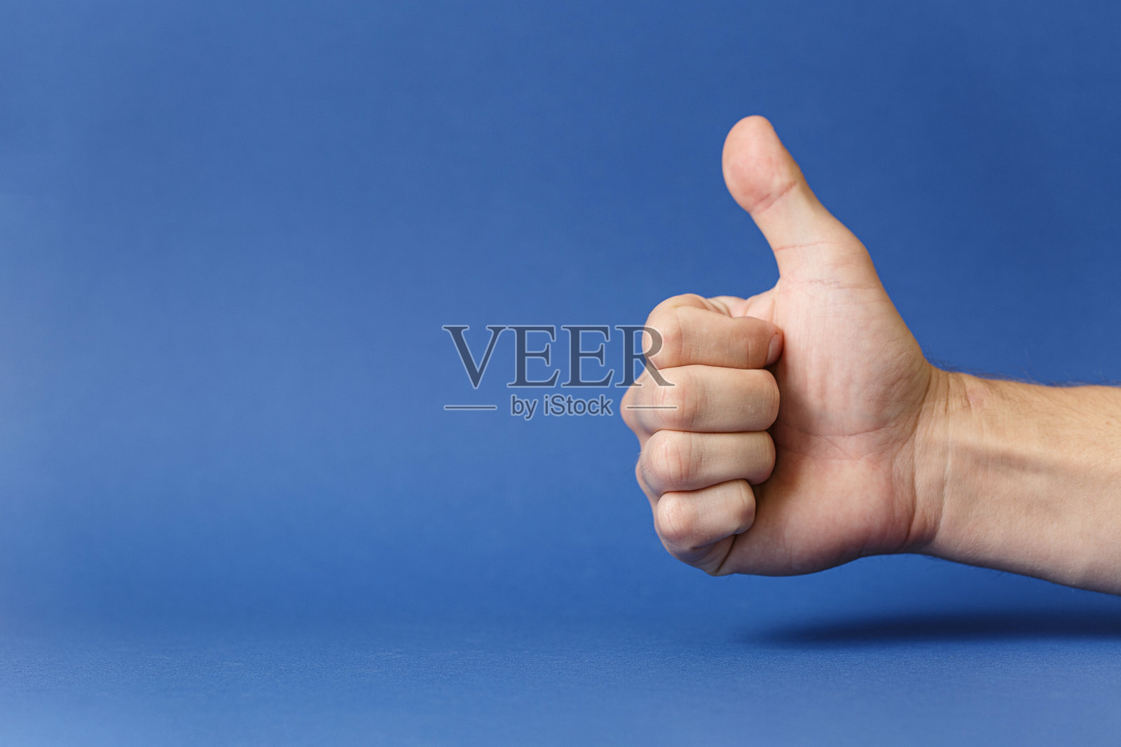 大拇指的批准。照片摄影图片