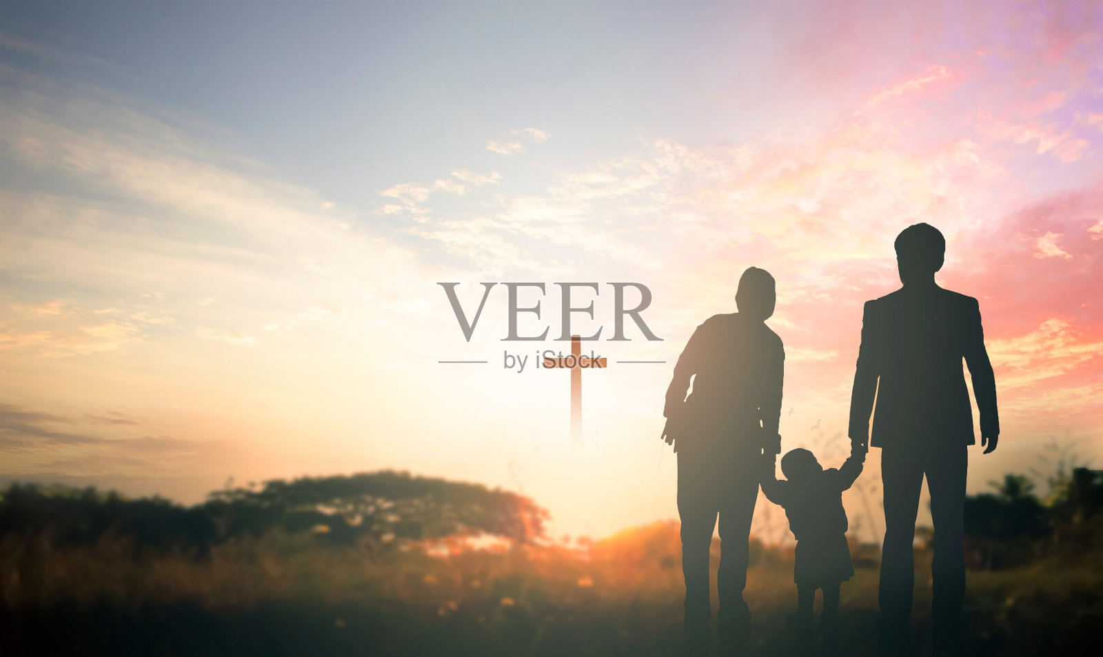 家庭观念:父母与子女在交叉背景上共同祈祷照片摄影图片