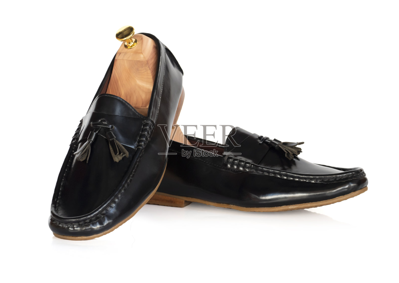 男士时尚皮革流苏乐福鞋与鞋树(形状支持)孤立在白色背景。照片摄影图片