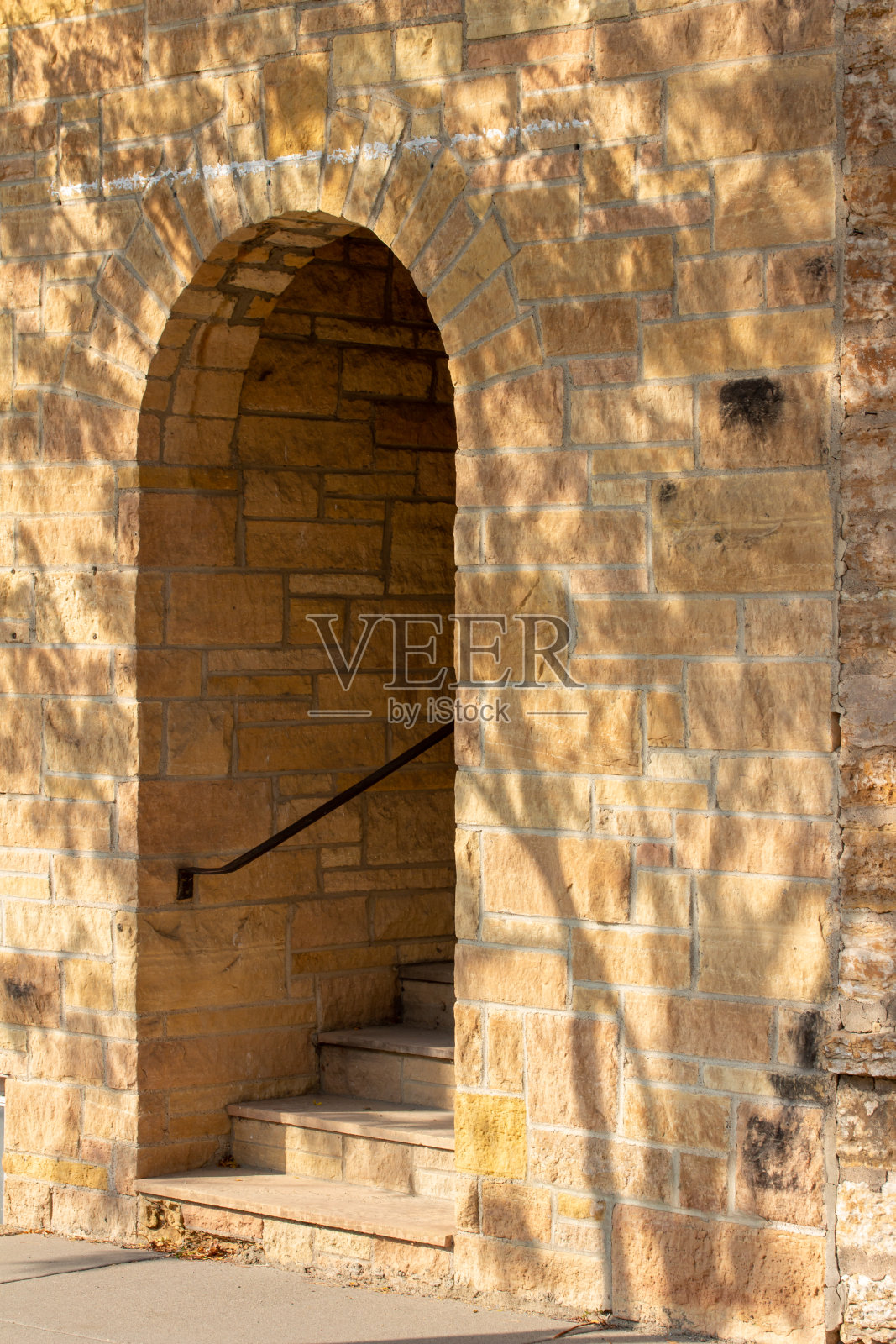 拱形的外门面上有古色古香的古色古香的石砌墙纹理照片摄影图片