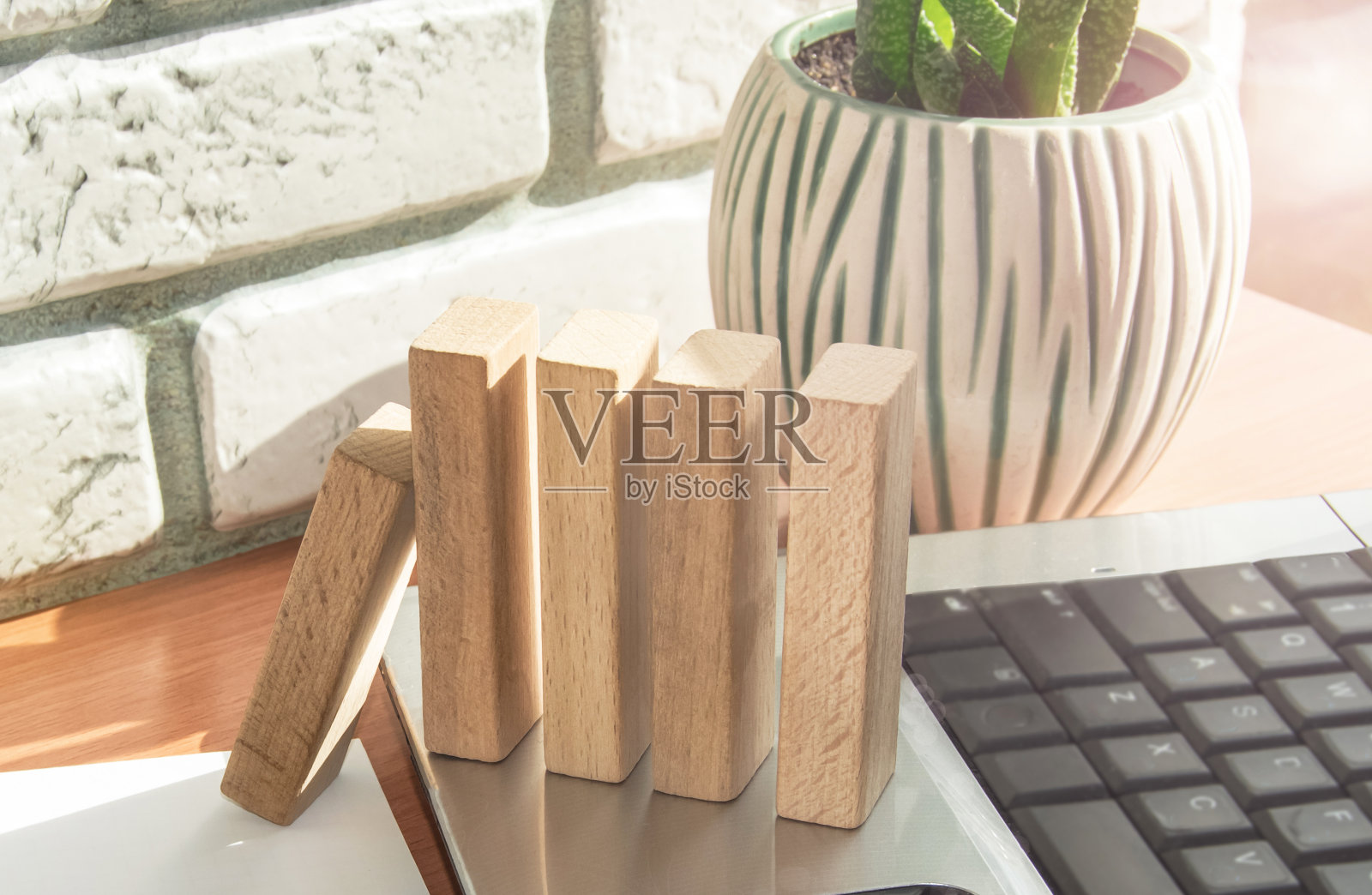 商业规划概念,保险和风险,木块和电脑在办公室的办公桌上照片摄影图片