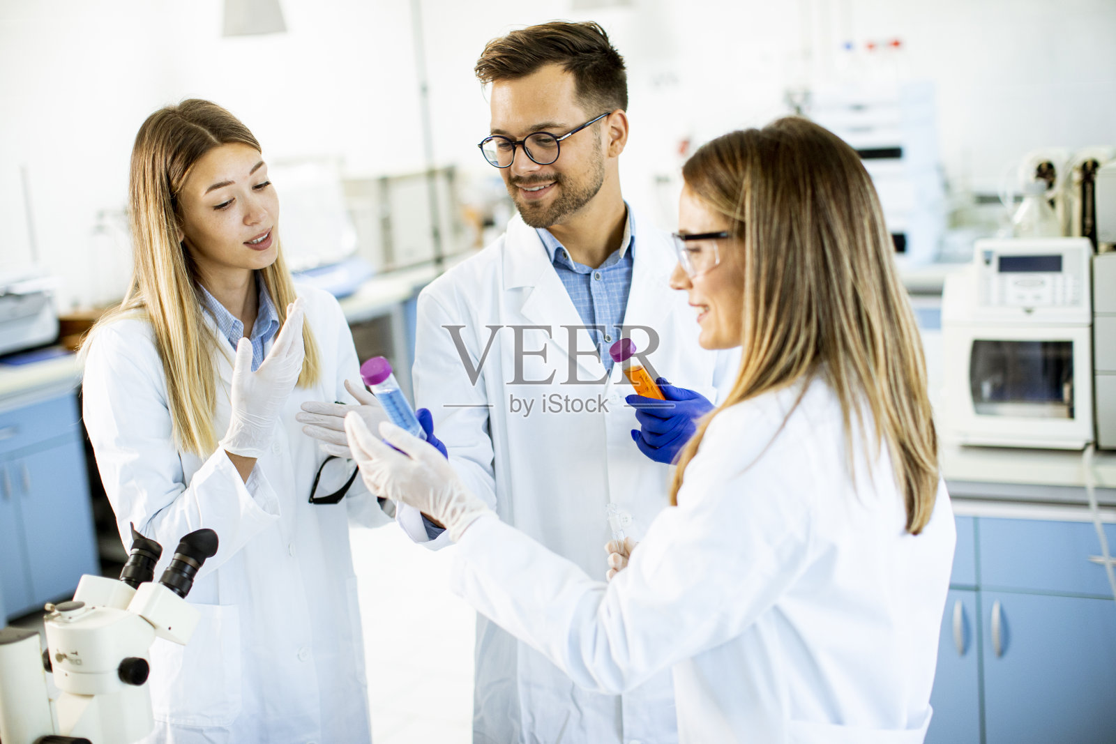 一群年轻的研究人员在实验室分析化学数据照片摄影图片