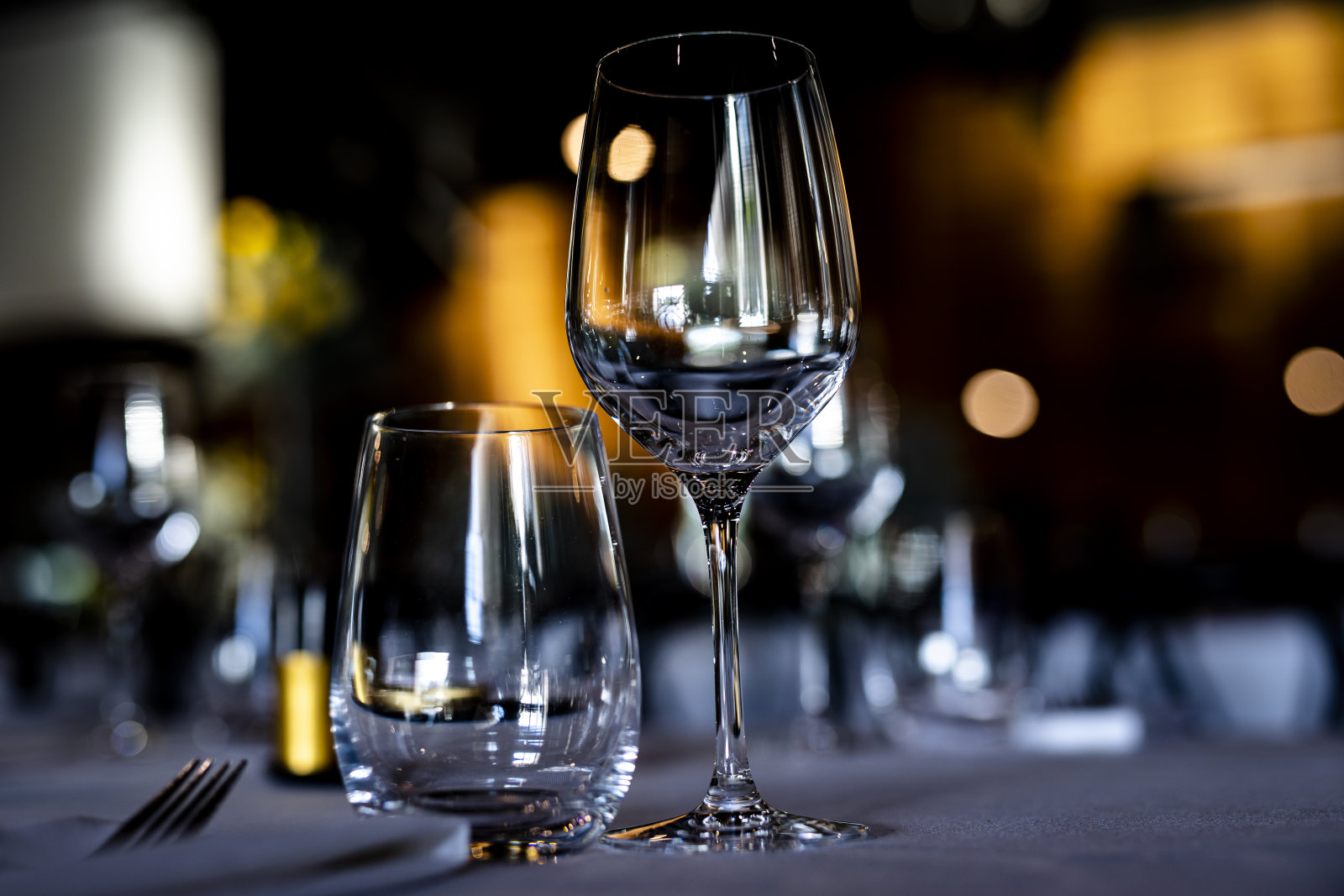 精致餐饮的奢华餐桌布置照片摄影图片