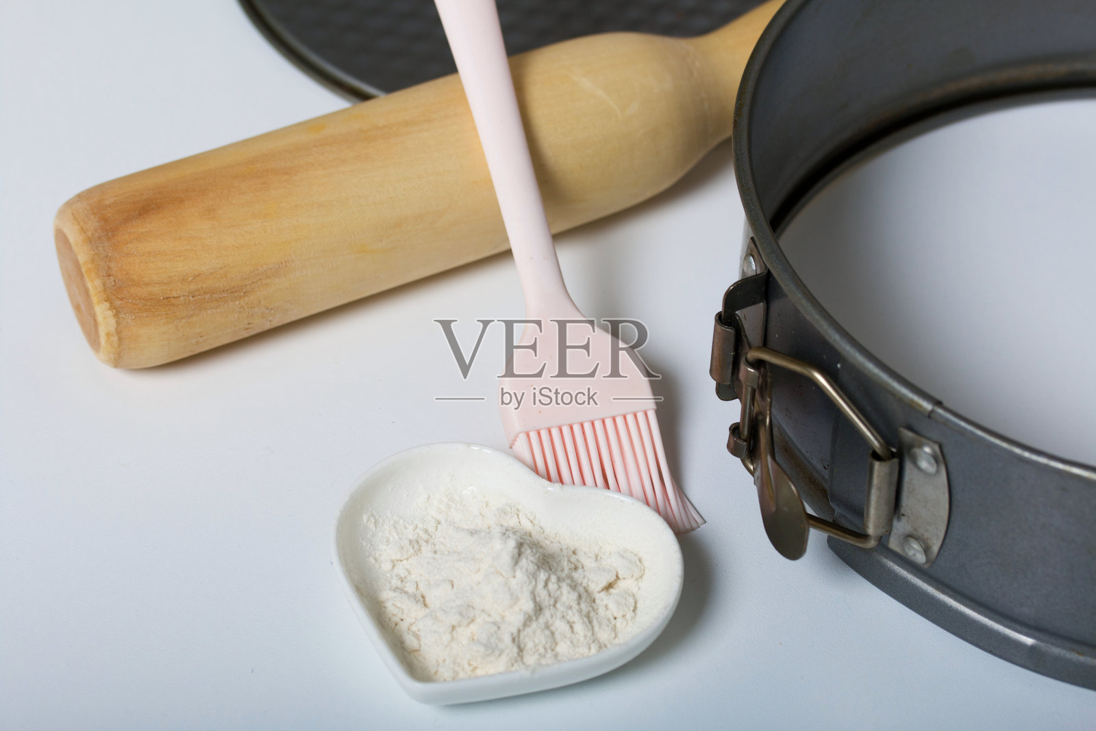 制作蛋糕的工具,可折叠的烤盘。列文顿蛋糕,准备阶段。照片摄影图片