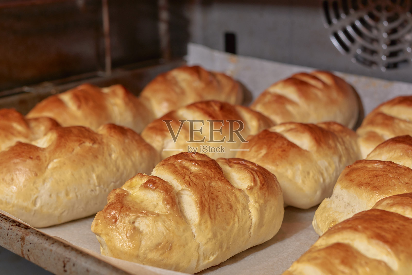 在传统风格的烤盘上烤牛奶面包照片摄影图片