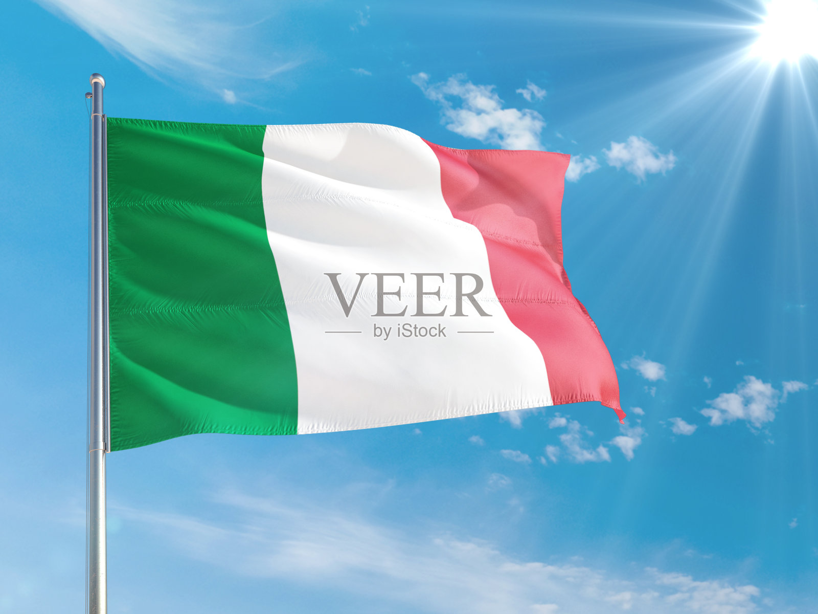 在深蓝色的天空中,意大利国旗在风中飘扬。高质量的织物。国际关系的概念。照片摄影图片