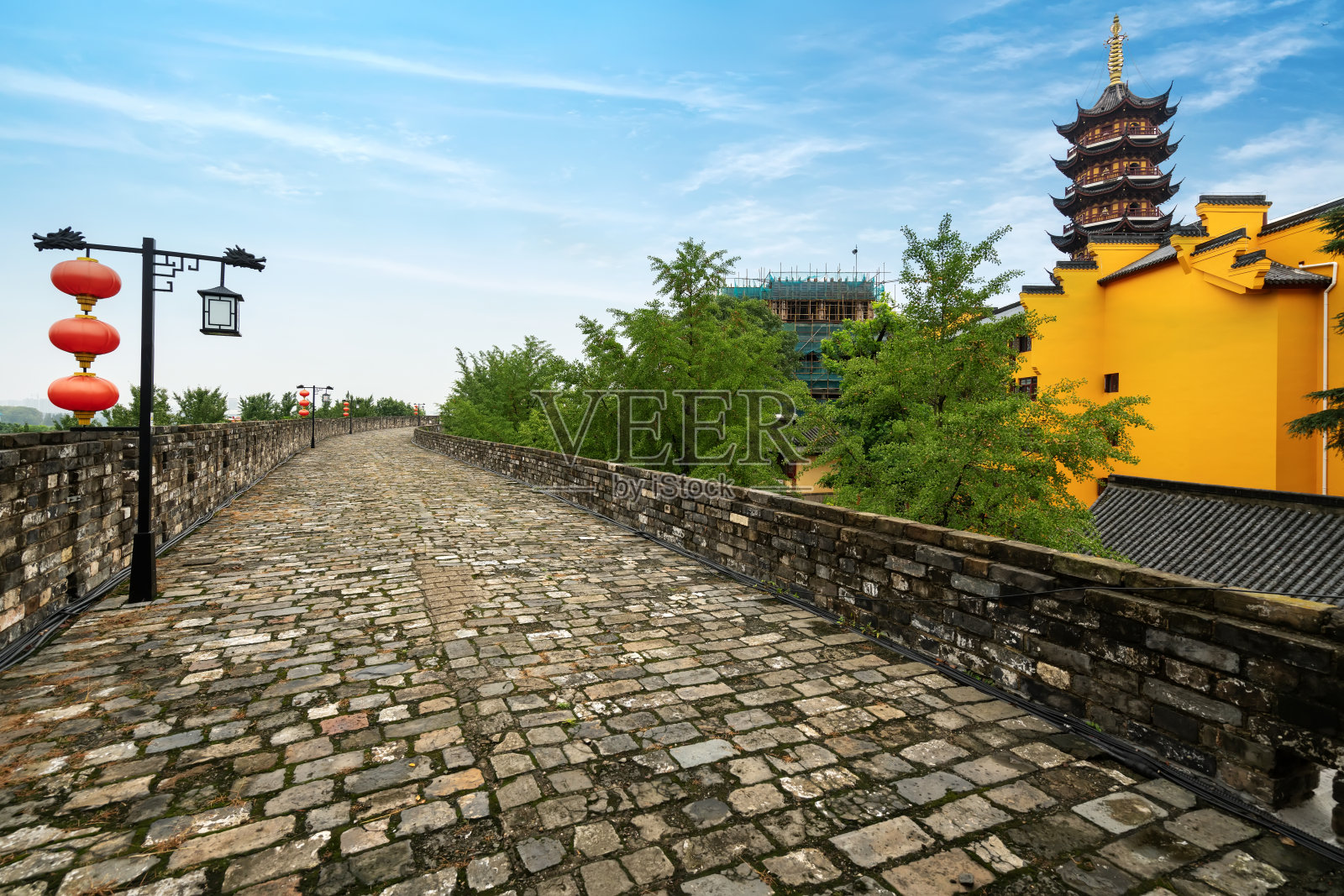 中国南京有古老的城墙和庙宇照片摄影图片