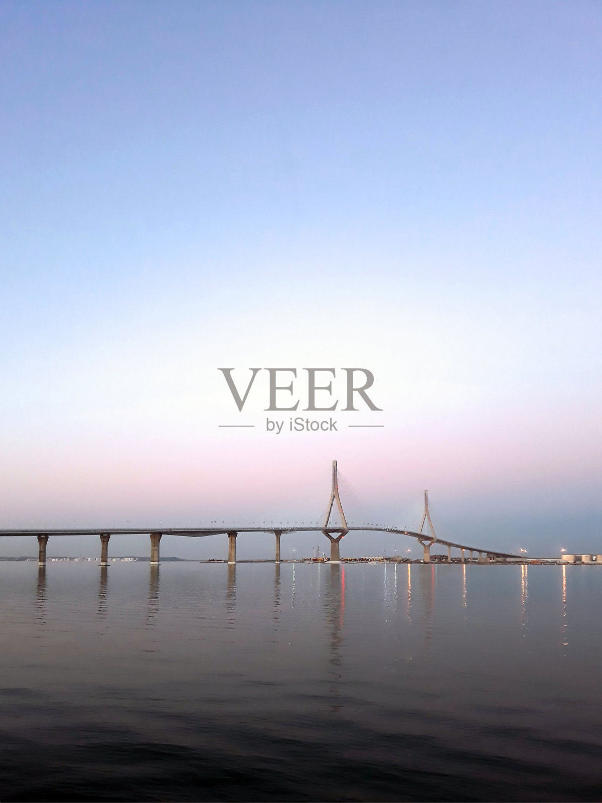 在安达卢西亚加的斯海湾的拉佩帕,宪法桥上的日落。西班牙照片摄影图片