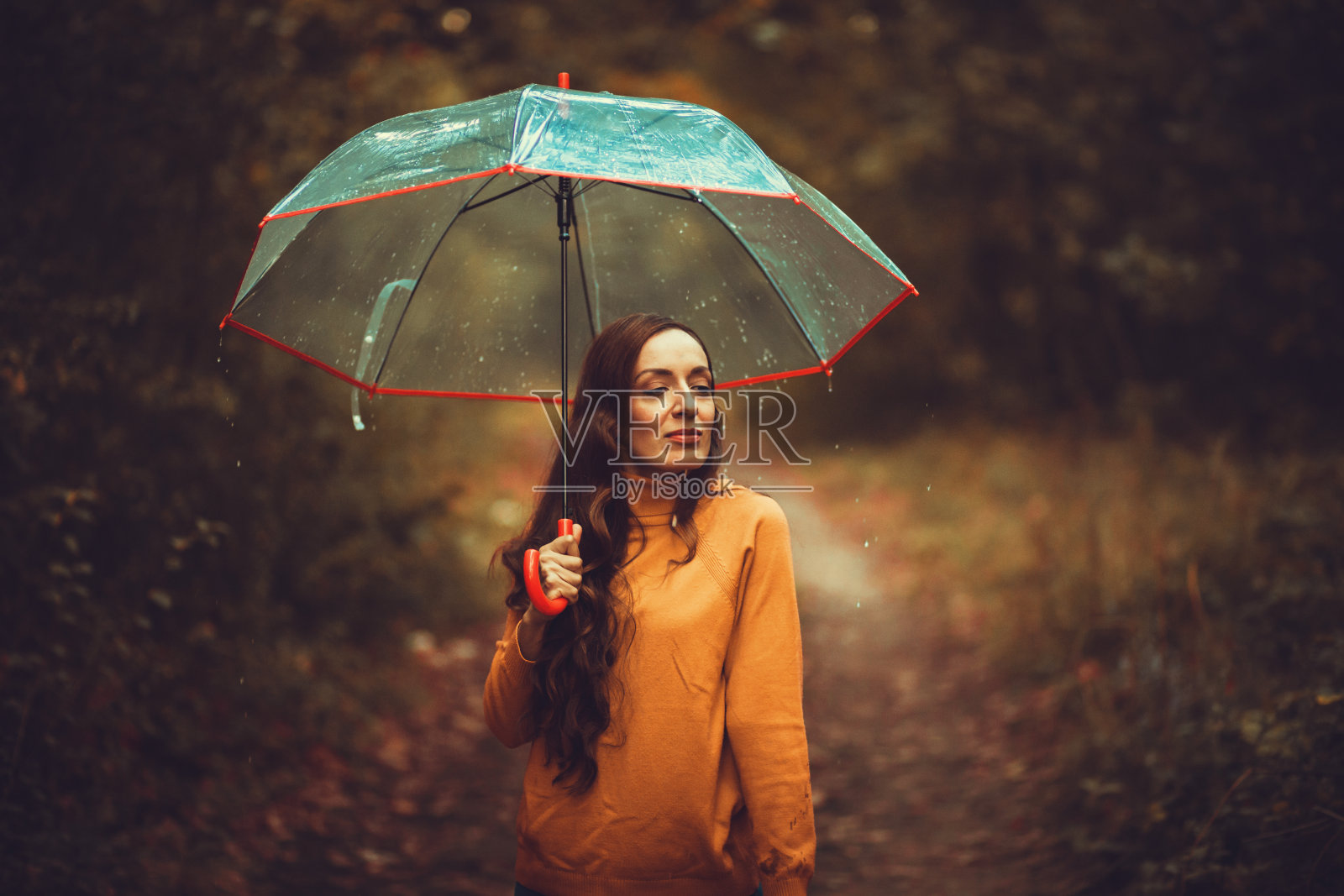 美丽的年轻女子享受着雨天照片摄影图片